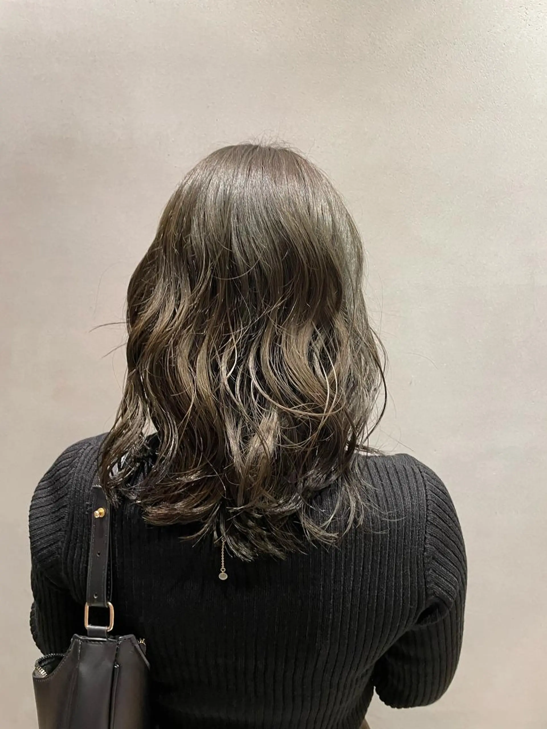 ミディアム カラー ブリーチ ブリーチなしカラー オリーブカラー 森 遥菜のヘアスタイル