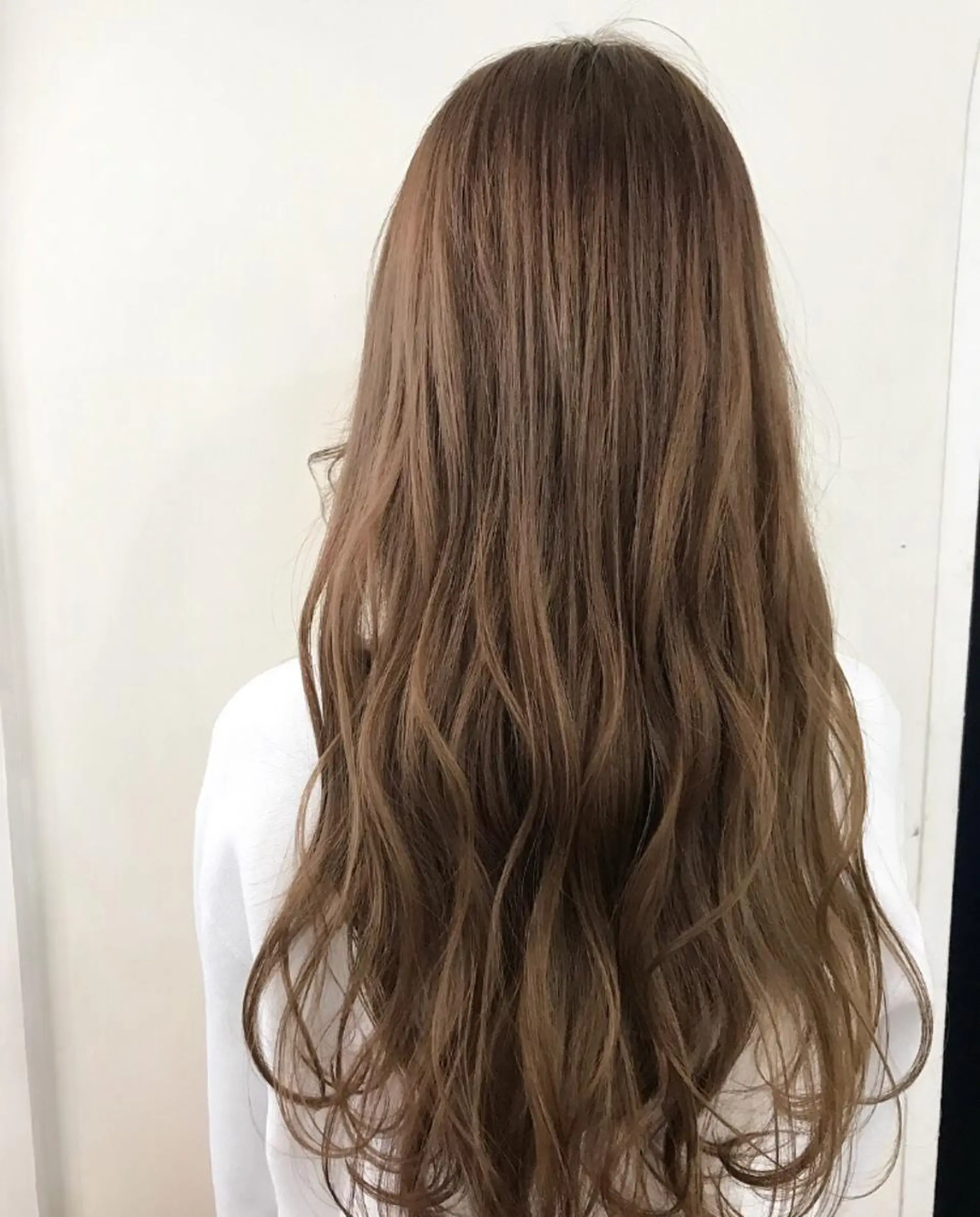 ロング カラー いけだ　ひかり ハイライトくびれヘアのヘアスタイル