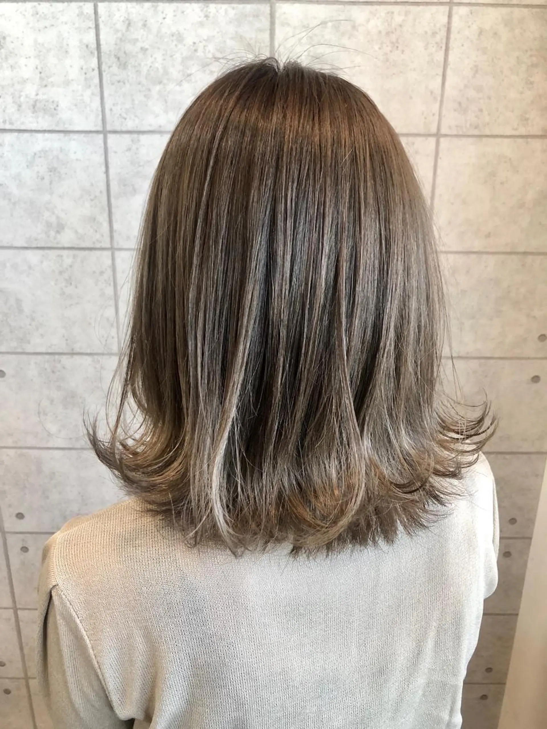 ミディアム カラー グレージュ パーマ トリートメント 西本 夏美のヘアスタイル