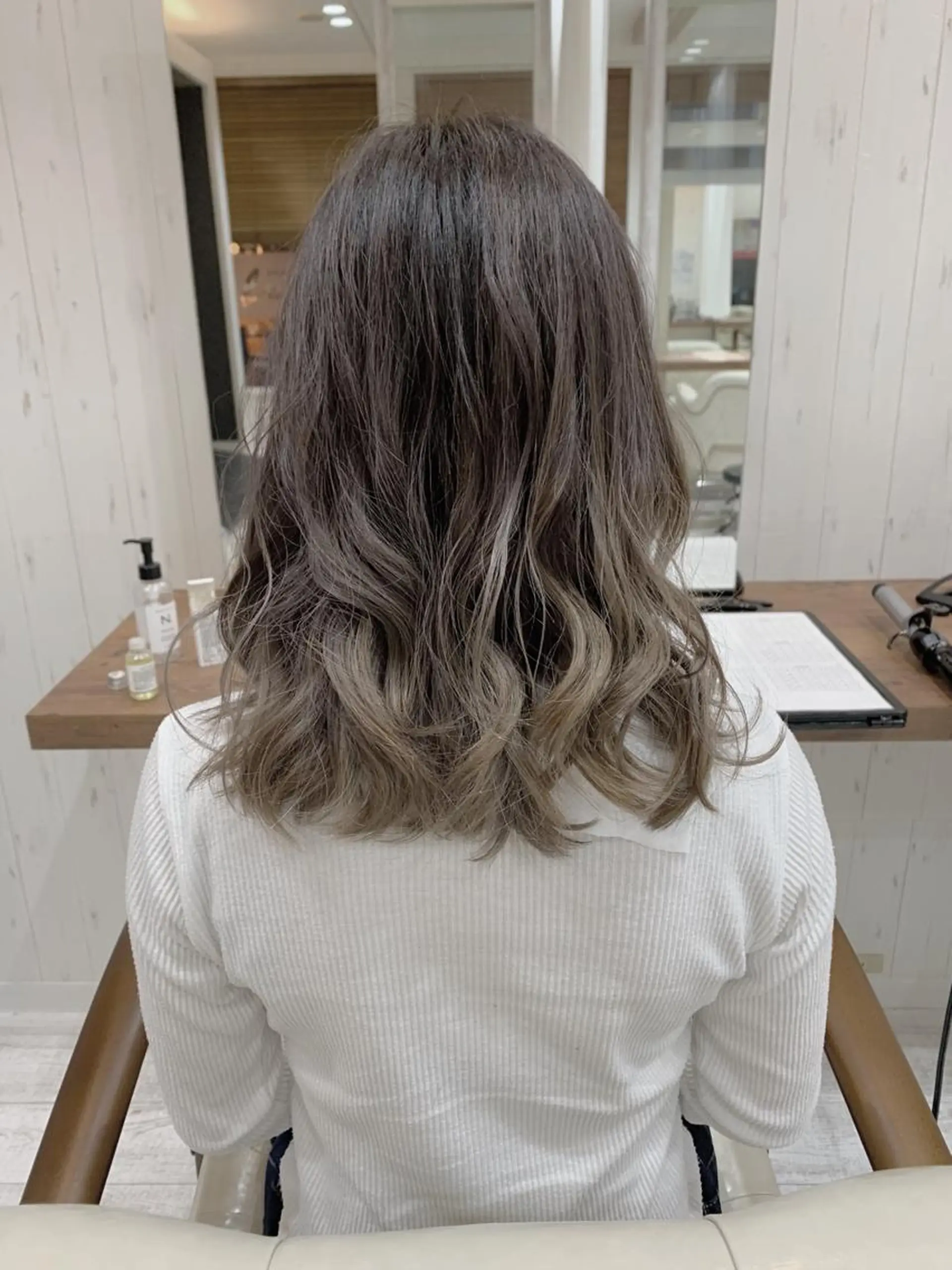 セミロング アッシュ アッシュグレー brace 立花のヘアスタイル