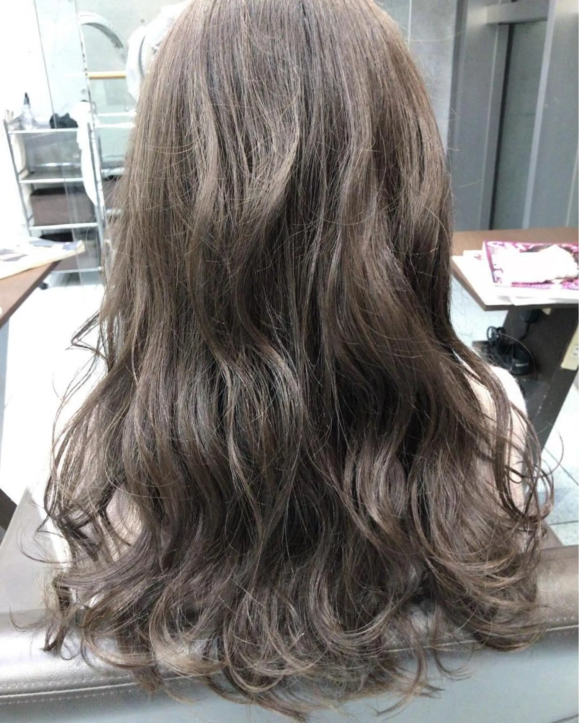 ロング カラー パーマ アッシュ ベージュカラー ロング 大栗 佑也  髪質改善のヘアスタイル