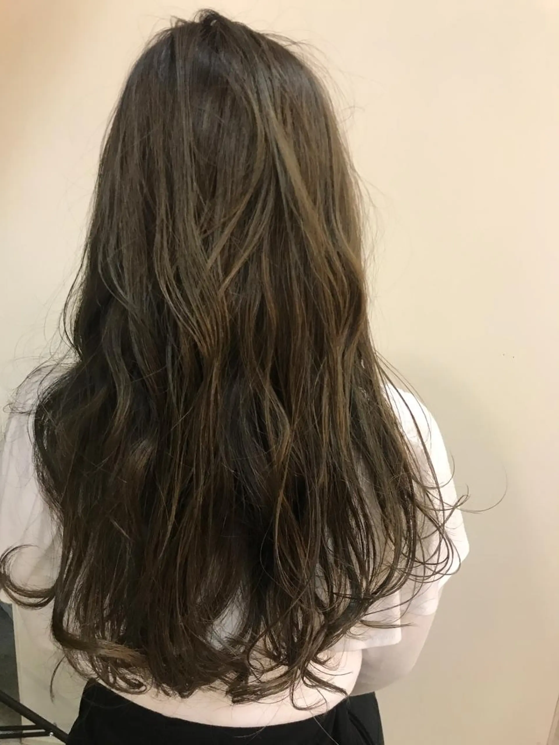 ロング アッシュ sea's所属・ヒラカホ/矢場町/ ブリーチ/似合わせのヘアスタイル