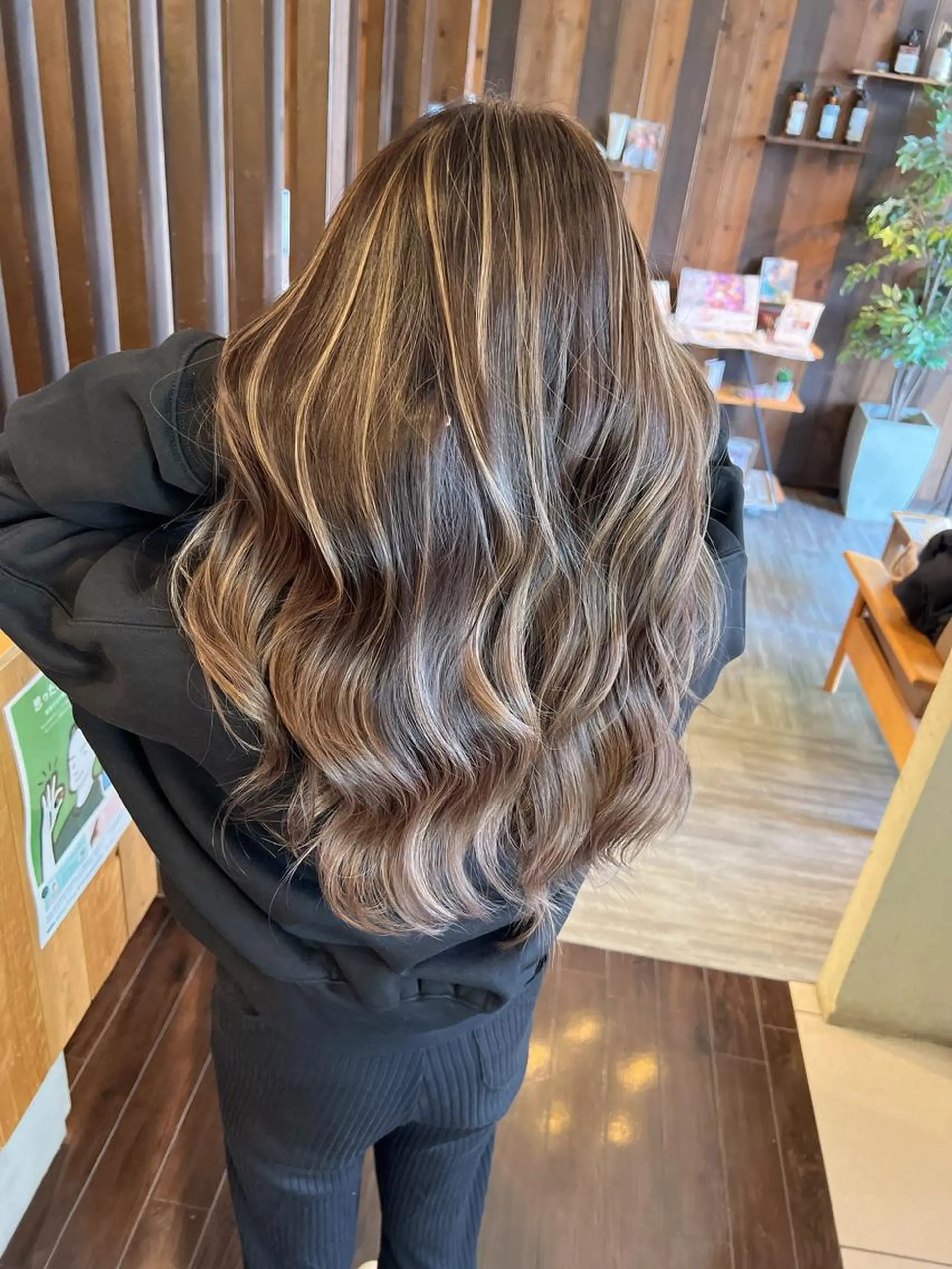 ロング ハイライト ヘアカラー トリートメント 具志 正太のヘアスタイル