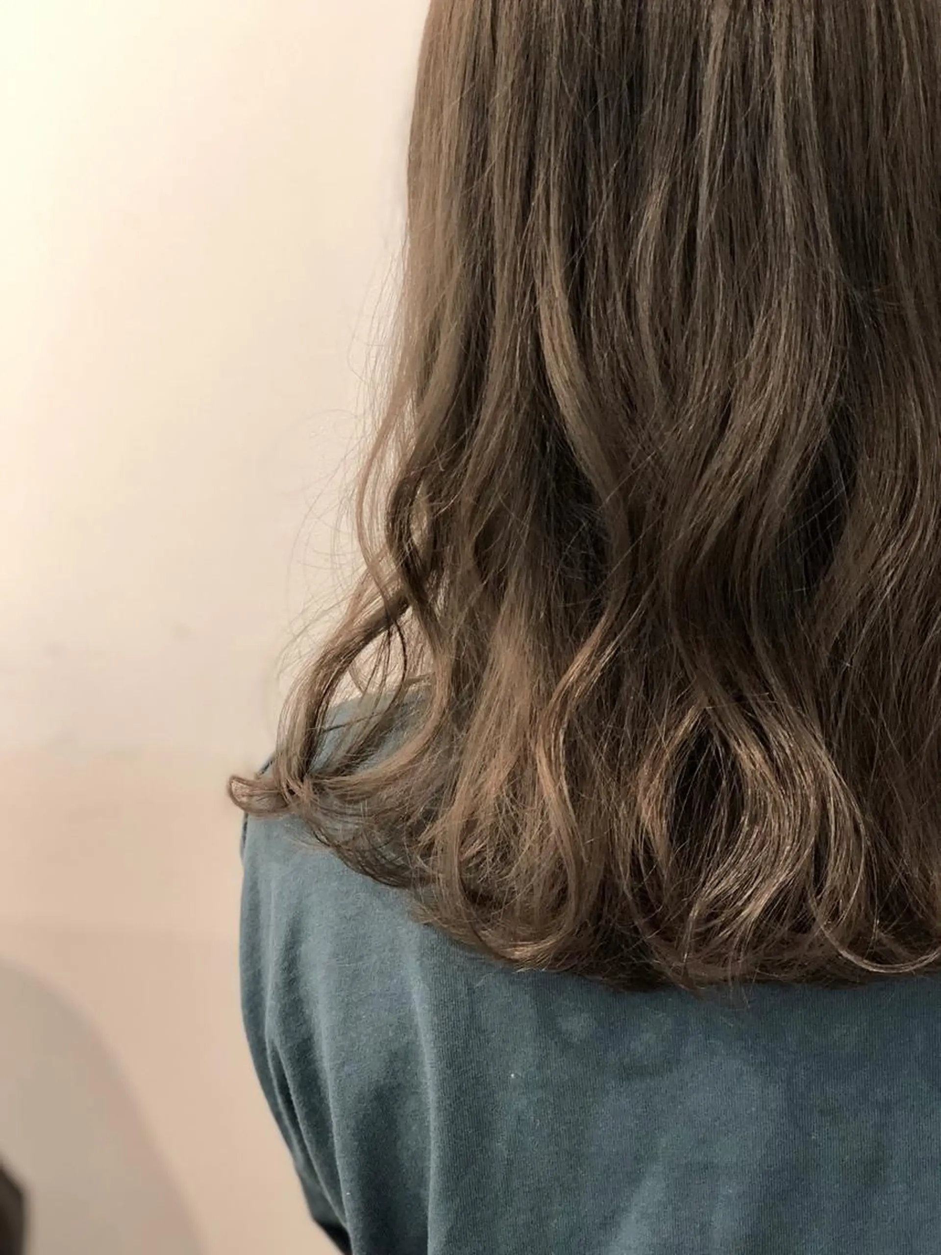 ミディアム カラー アッシュ ベージュカラー ブリーチ R hair salon所属・本田 静莉奈のヘアスタイル