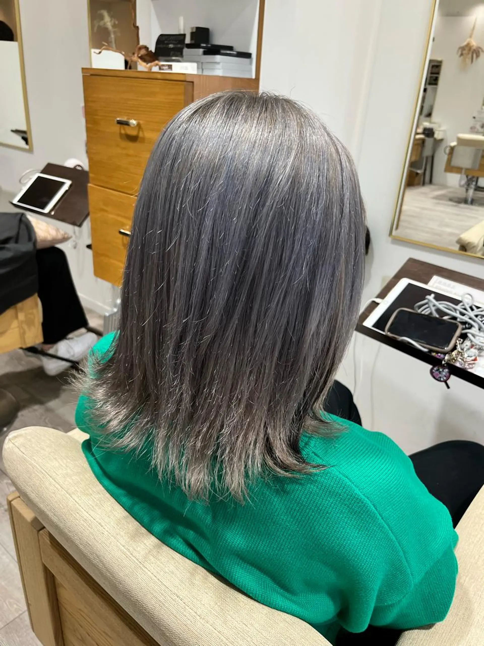 ミディアム カラー ダブルカラー グレージュ 西川 明李のヘアスタイル