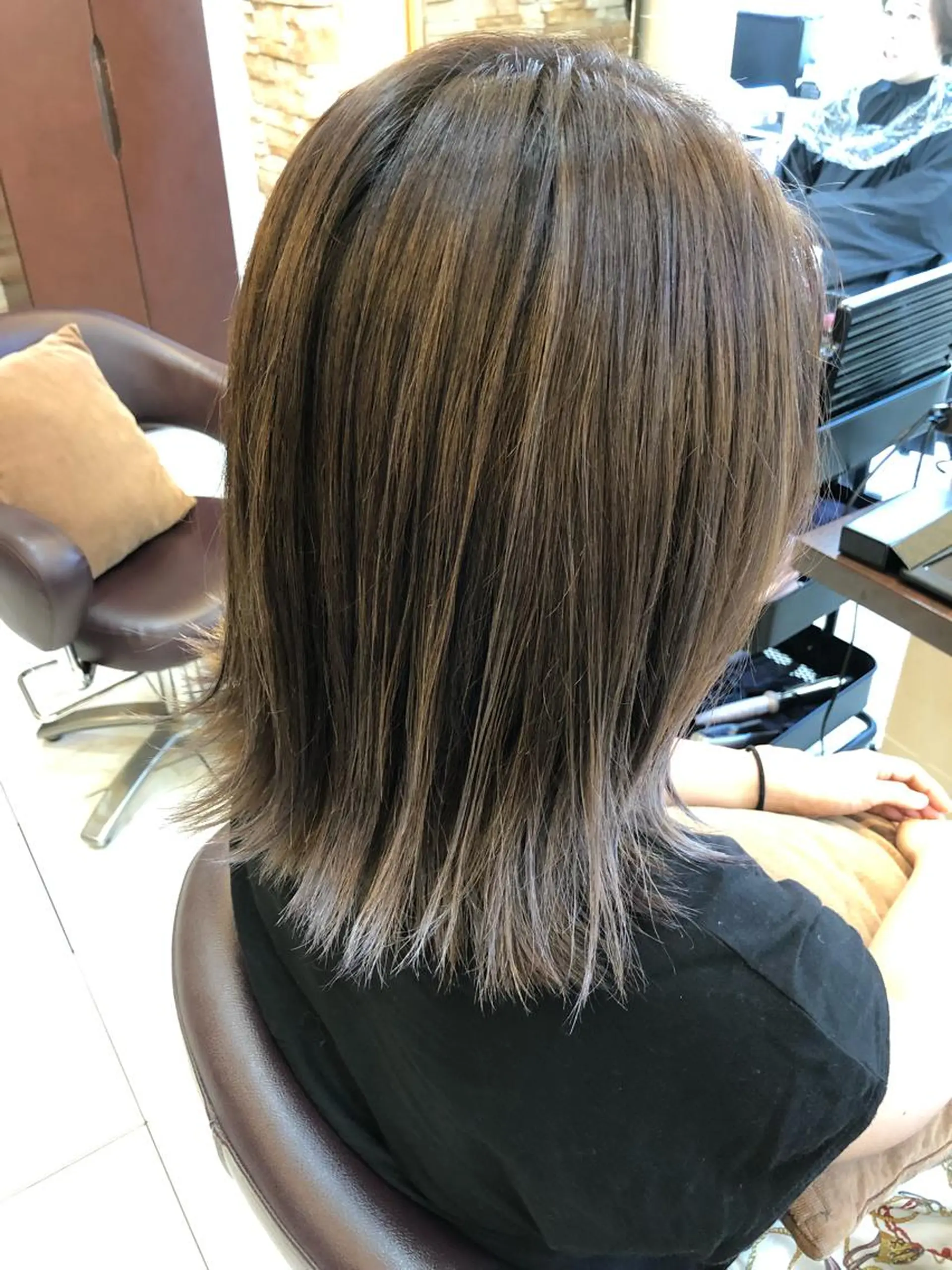 ミディアム カラー バレイヤージュ ベージュカラー ブリーチ ホワイトベージュ レイヤーカット 野々山 直貴のヘアスタイル