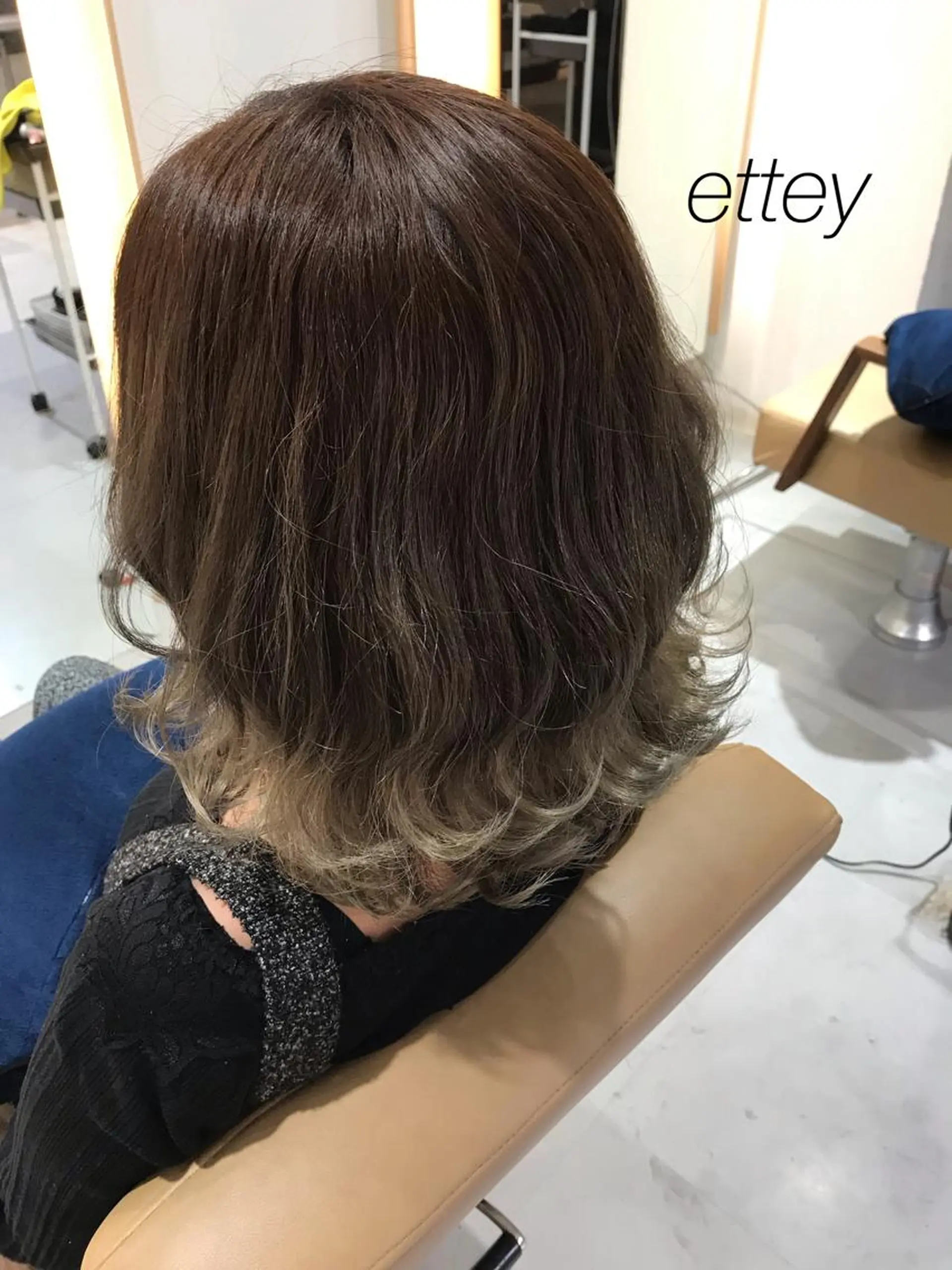 ミディアム カラー 磧本 祐里恵のヘアスタイル