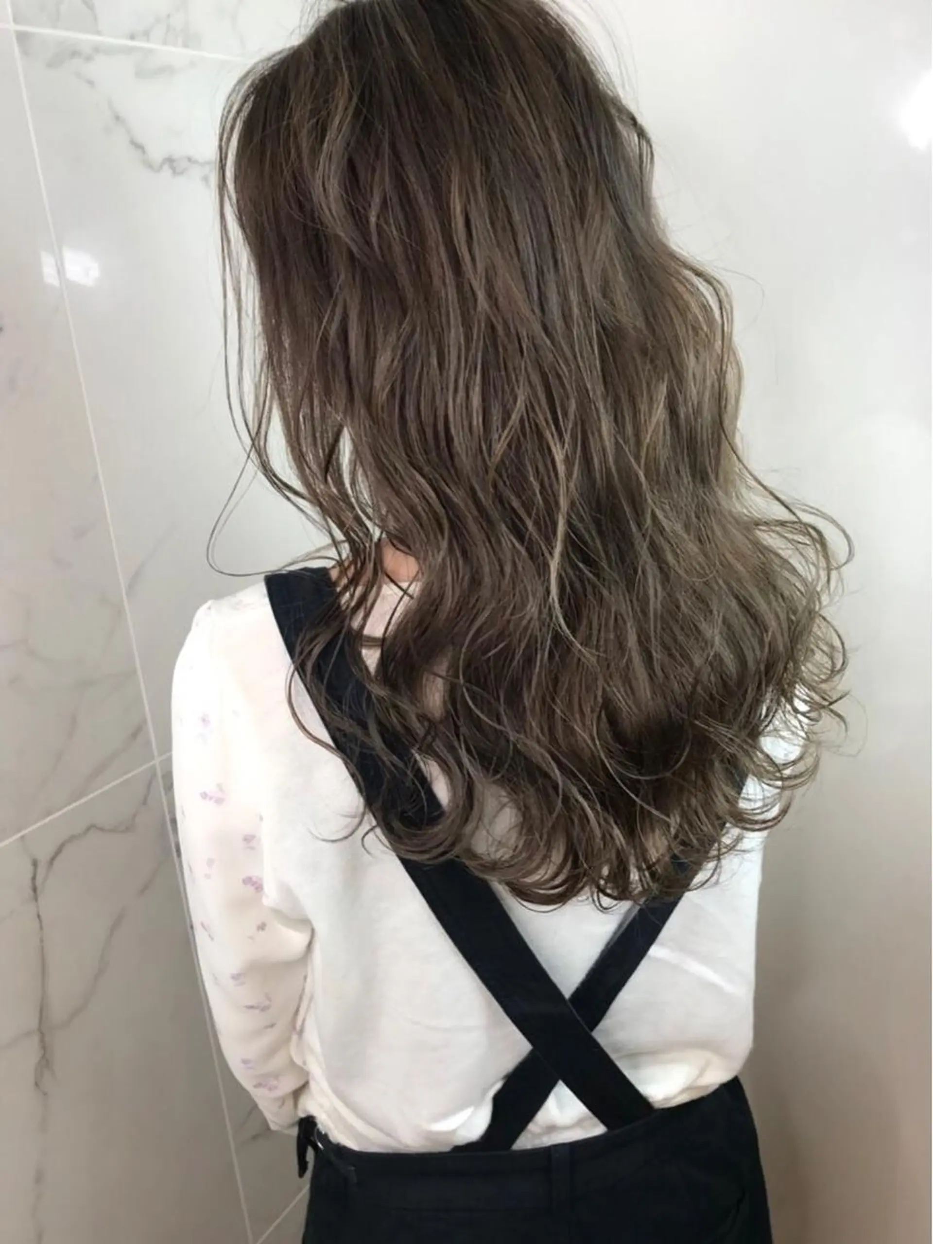ロング カラー ベージュカラー AVANCE emiのヘアスタイル
