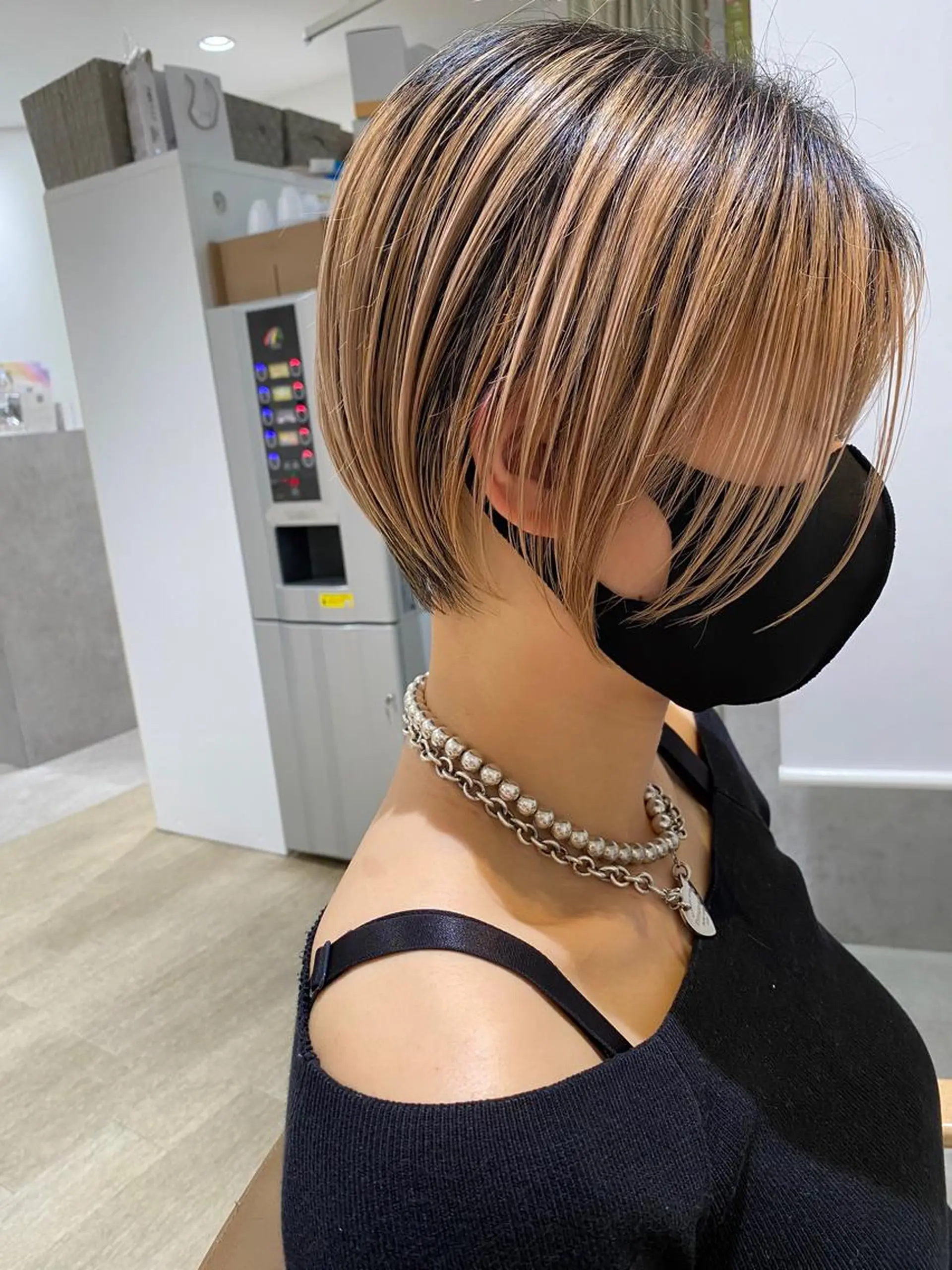 ショート 顔まわりカラー特化 赤津百合絵のヘアスタイル