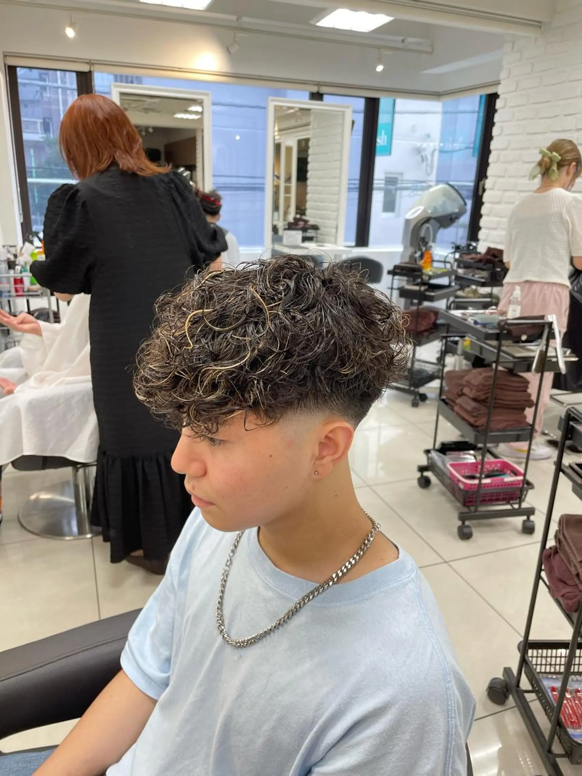 ショート パーマ メンズ フェードカット メンズハイライト スペインカール ハイライト カット ヘアカラー パーマ フェザーパーマ職人 🪶ryosukeのヘアスタイル