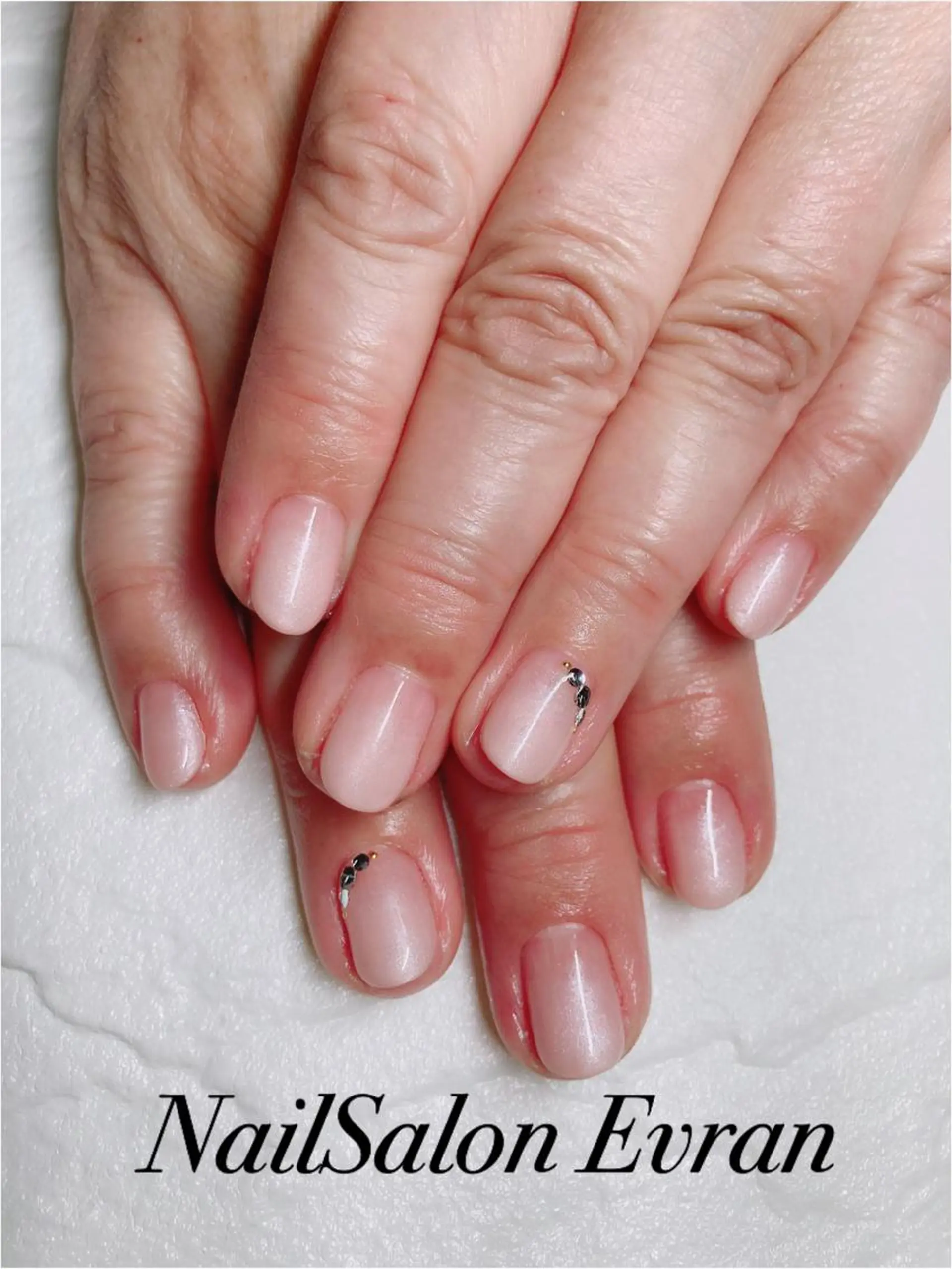 ネイル グラデーション ストーンネイル Nail salon Evranのネイルデザイン