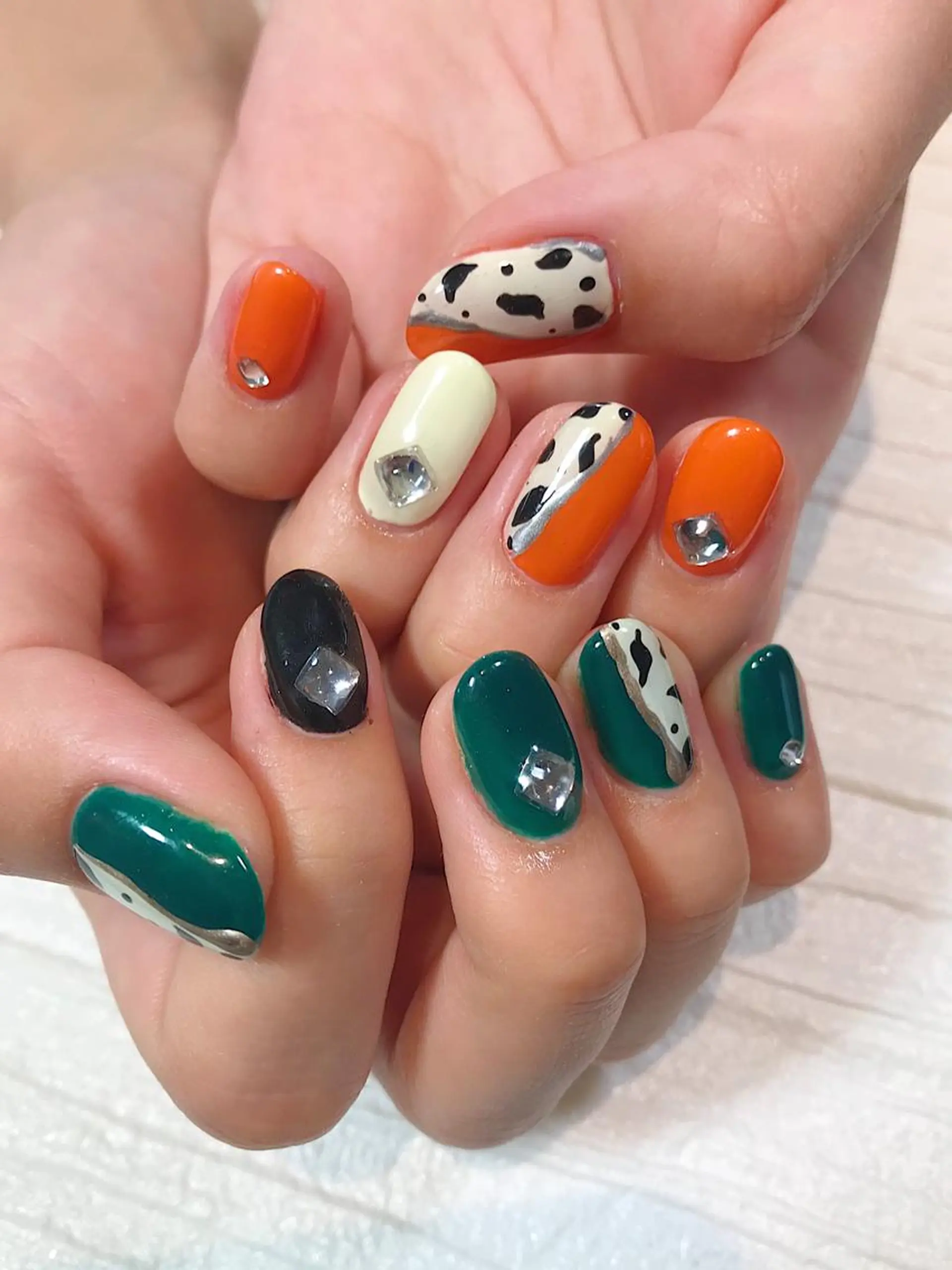 ネイル アニマル柄 グリーン オレンジ NAILSALON AMULEのネイルデザイン