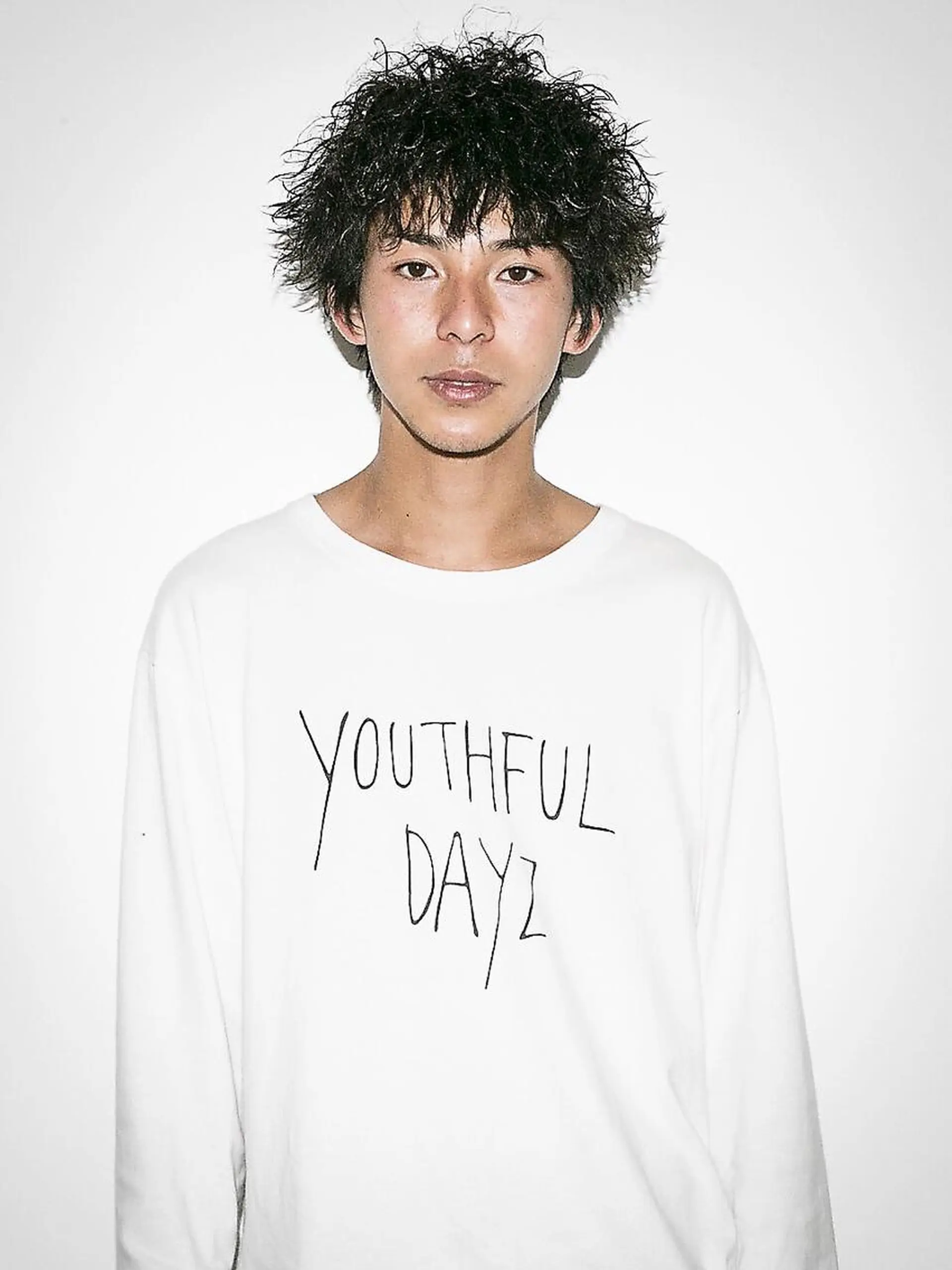 ショート カラー パーマ メンズ メンズバレイヤージュ メンズブリーチ センターパート フェードカット メンズハイライト スパイラルパーマ 🌐hina⭐️のヘアスタイル