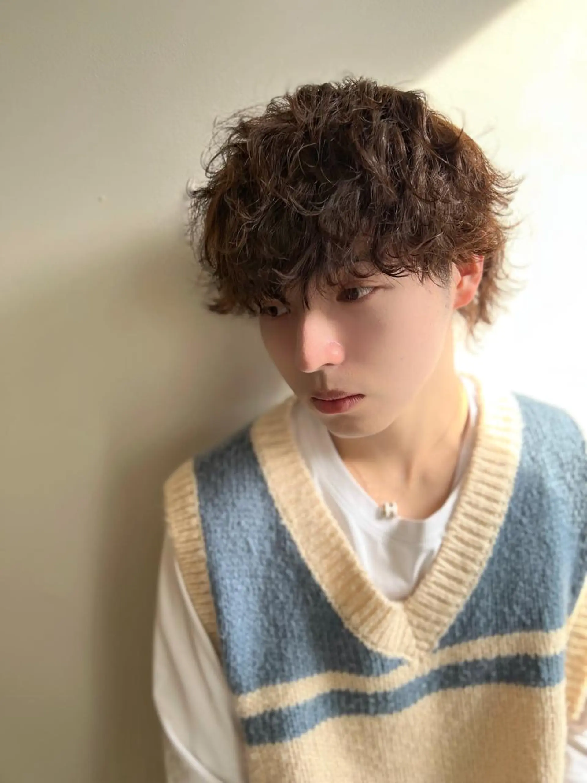 ミディアム パーマ メンズ ミディアムパーマ センターパート フェードカット メンズハイトーン カルマパーマ メンズStylist 山根慧のヘアスタイル