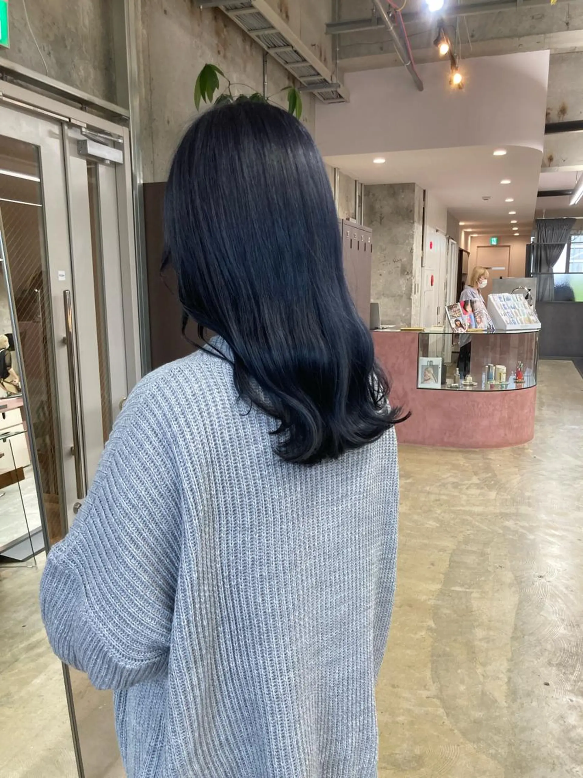 セミロング カラー 黒髪 ブリーチ ブルーカラー ブルーブラック 小木曽智美 /ボブ/ショートのヘアスタイル