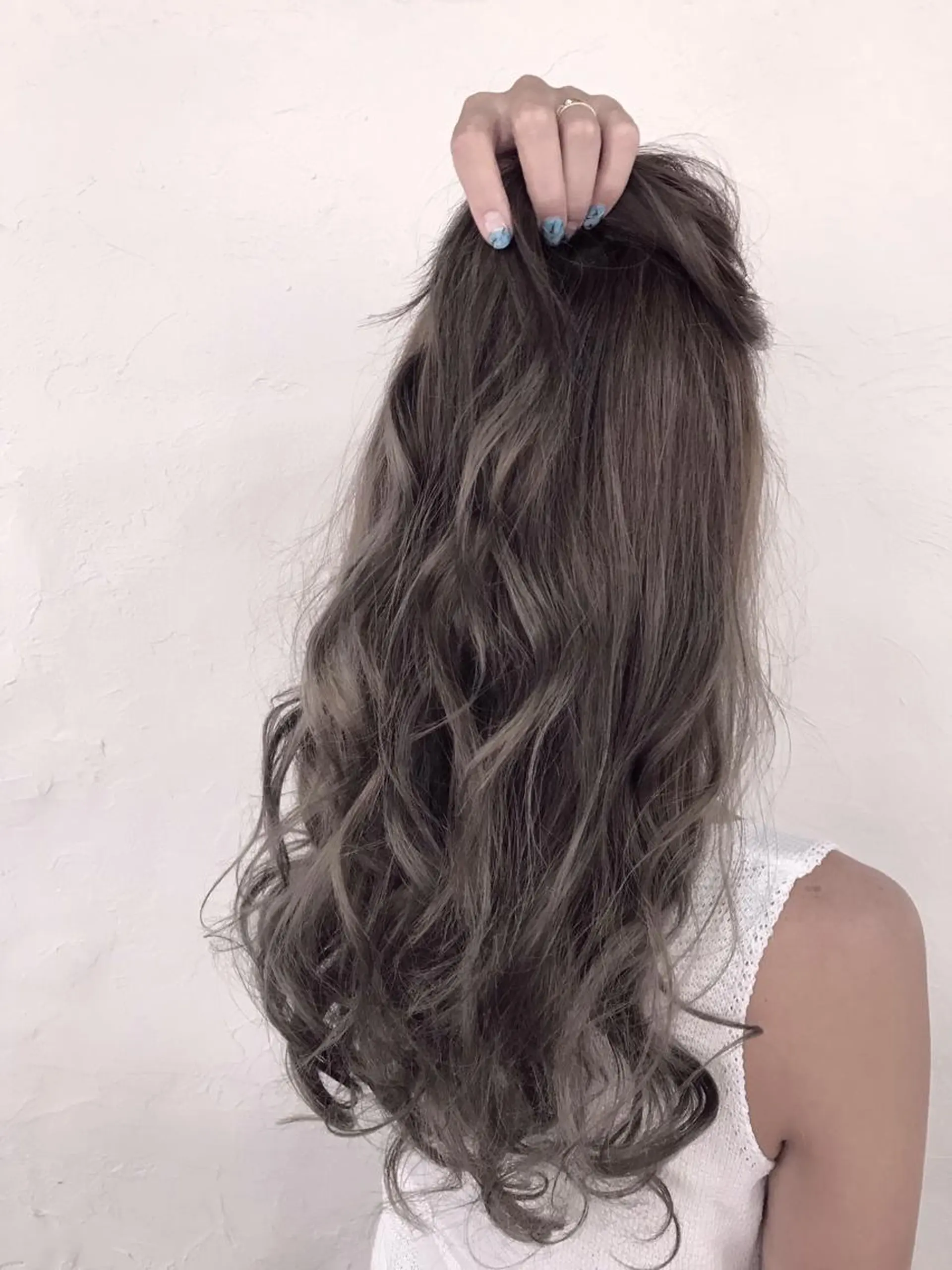 ロング カラー グレージュ 伊藤 優希のヘアスタイル