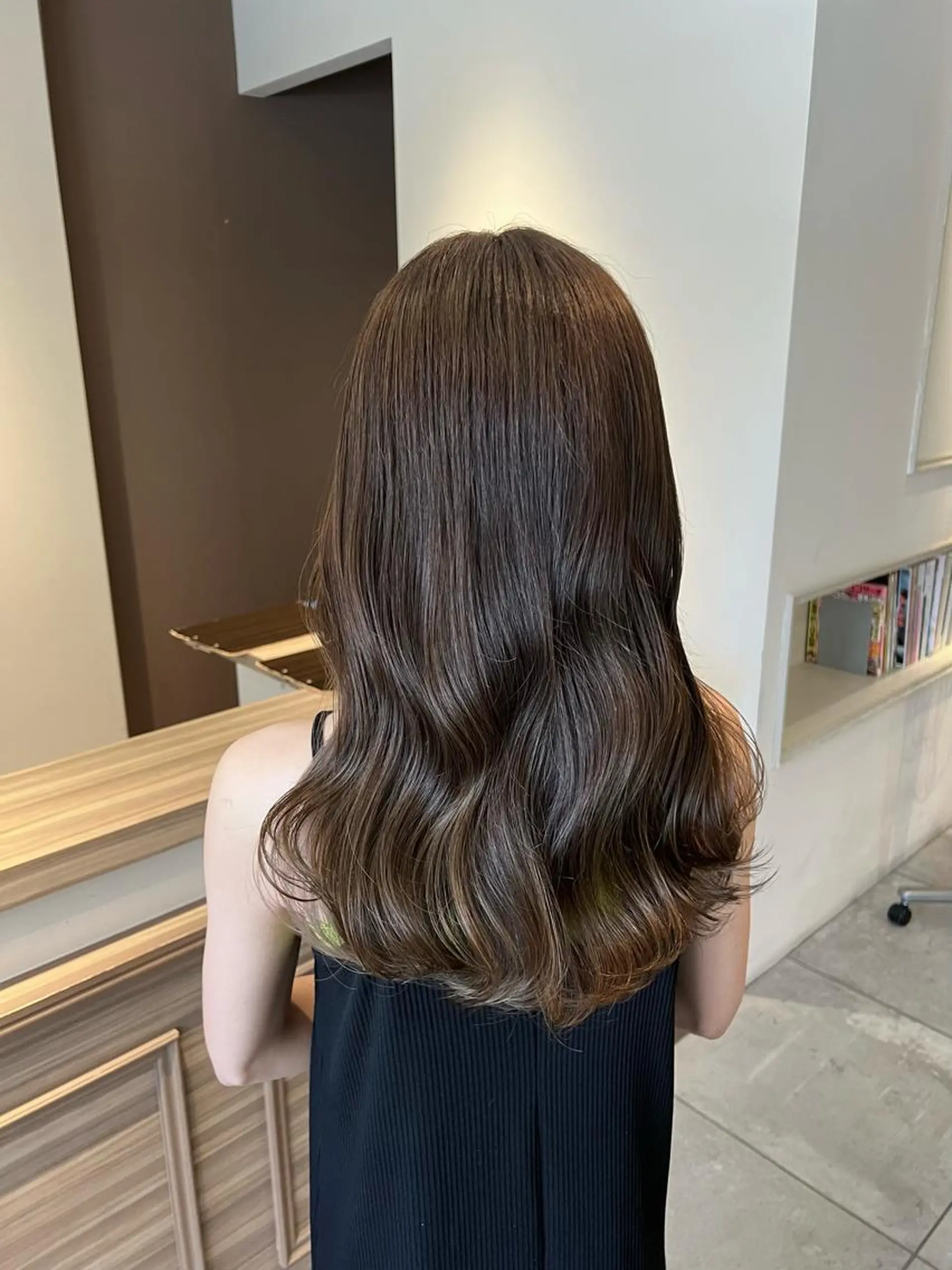 ロング カラー グレージュ オリーブグレージュ オリーブグレー カット ヘアカラー トリートメント 西村 美羽のヘアスタイル