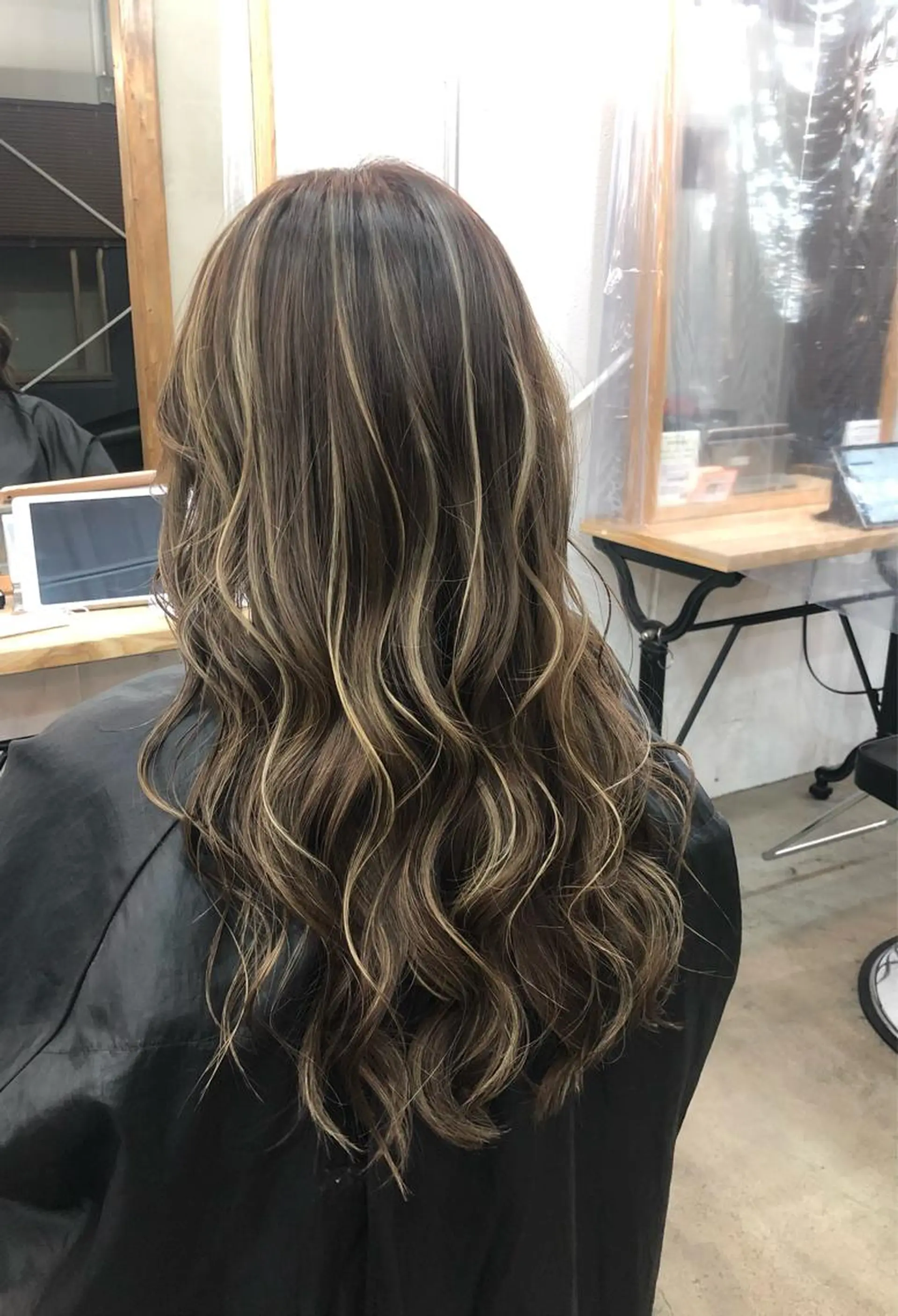 ロング ハイライト ヘアカラー CARAT堺東 Aujua認定サロンのヘアスタイル