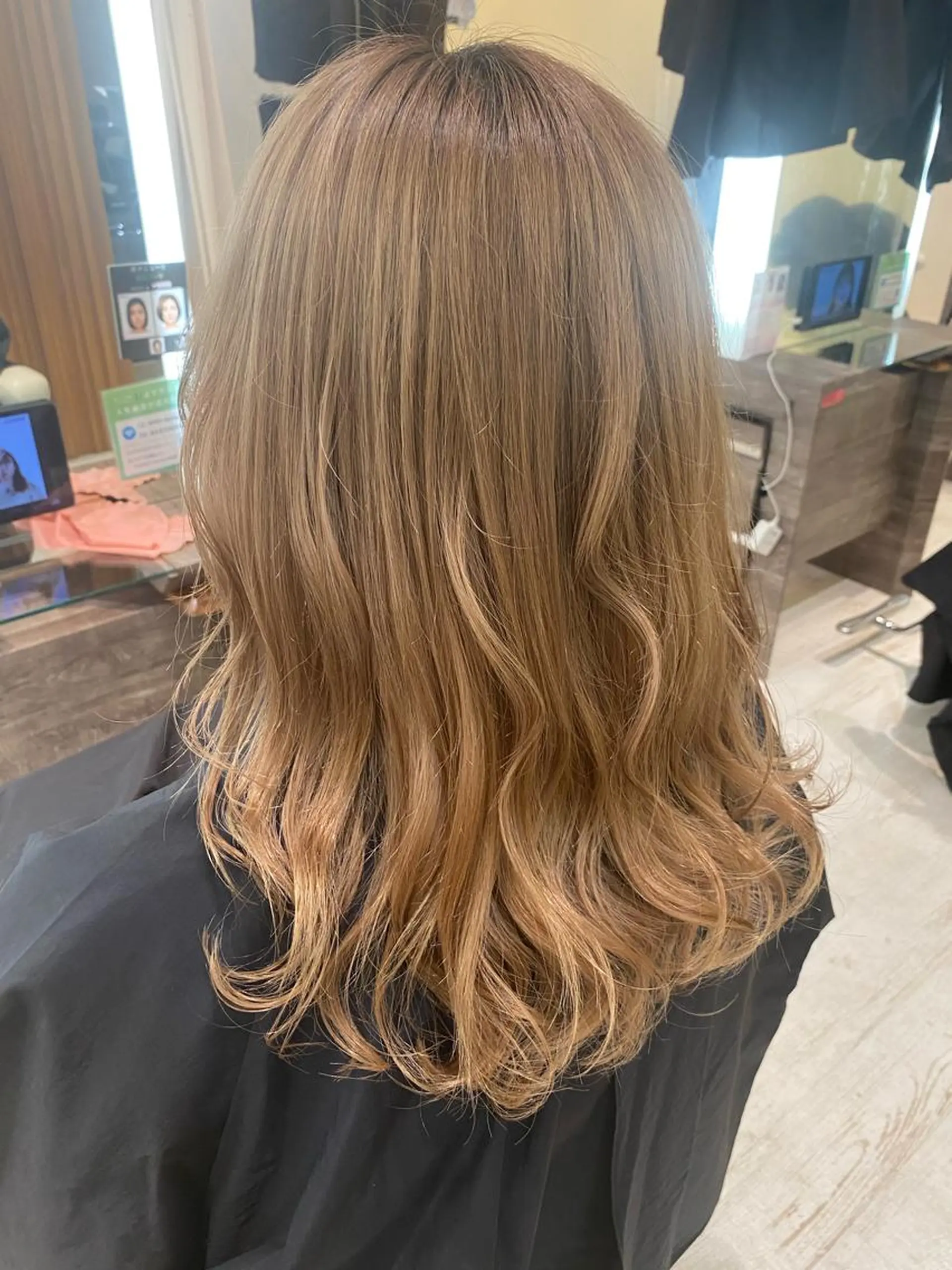 ロング 顔周りカット レイヤーカット ロング ベージュ/インナー カラー🤍Rieのヘアスタイル