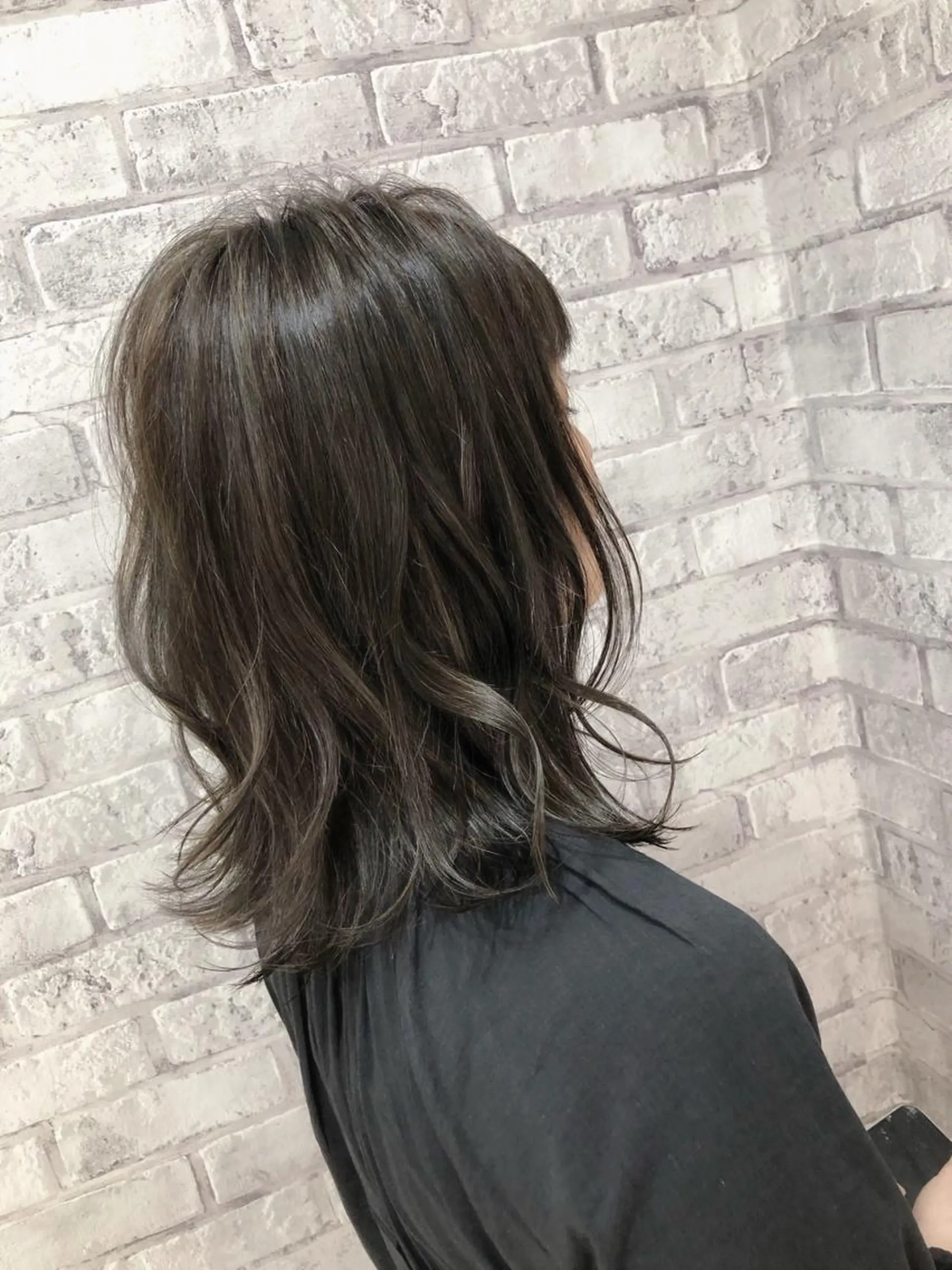 ミディアム カラー ヘアアレンジ ハイライトカラー ハイライト レイヤーカット 外ハネヘア カット ヘアカラー トリートメント 秋山 幸太のヘアスタイル