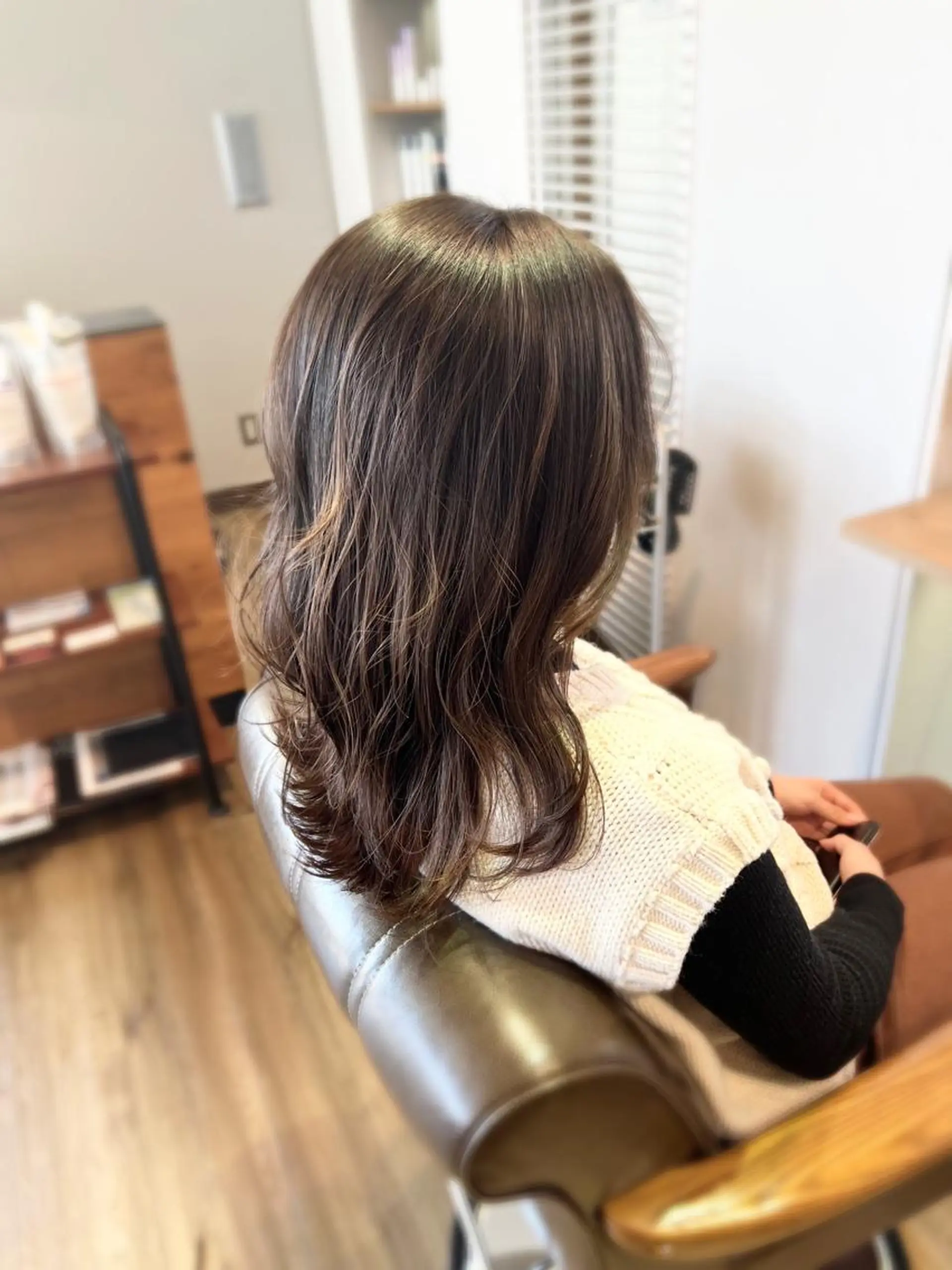 セミロング カラー ショコラグレージュ グレージュ 堀 望美のヘアスタイル