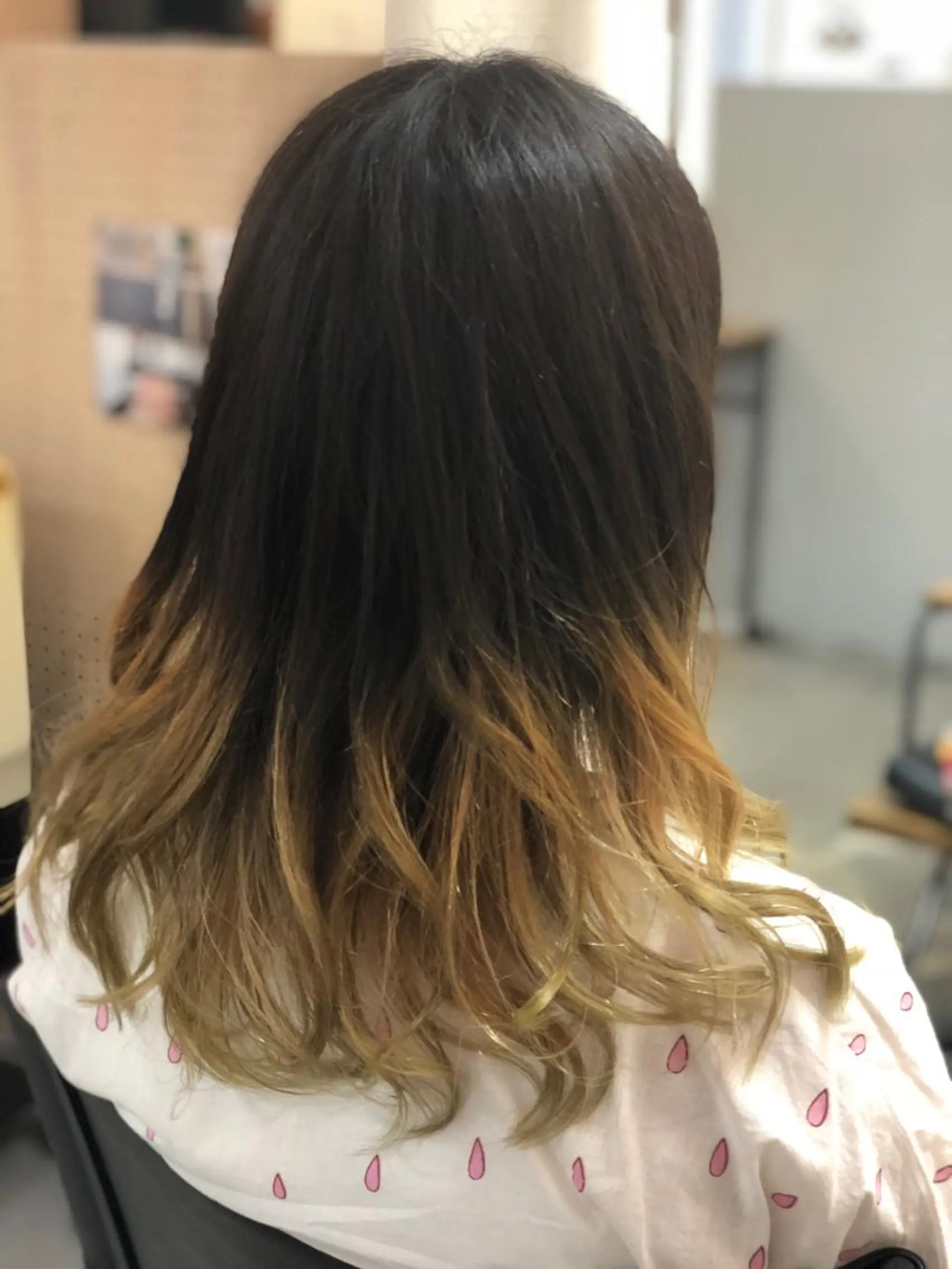 セミロング カラー グラデーションカラー イエローカラー carre hair 店長   中園　武士のヘアスタイル