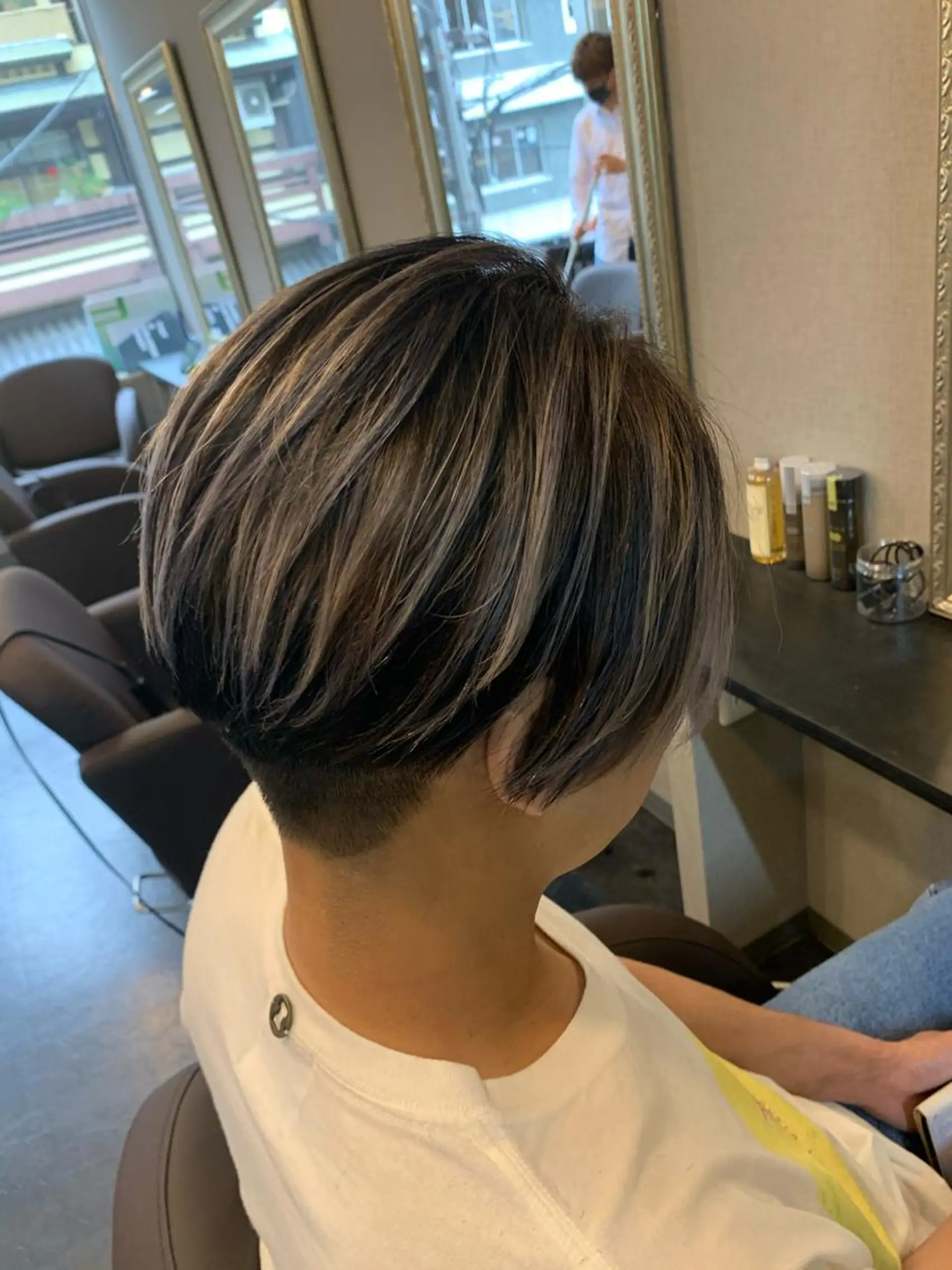 ショート アッシュ ハイライト レイヤーカット Selene hair OSAKAのヘアスタイル