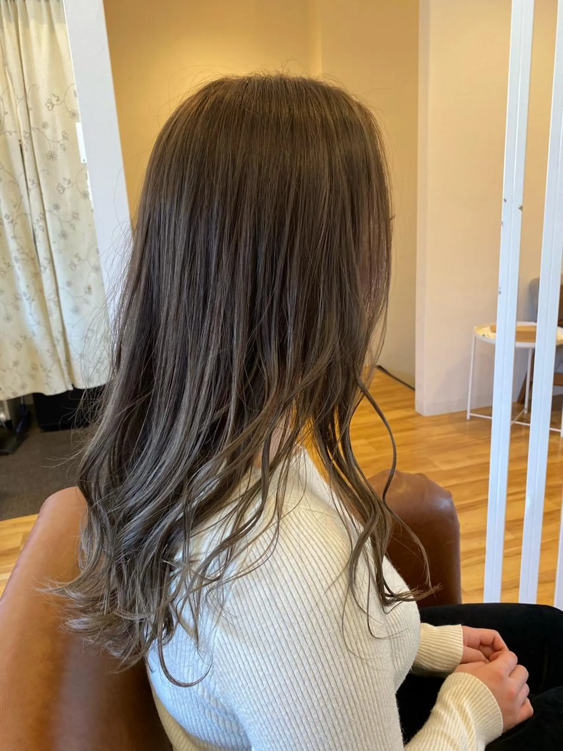 ロング カラー アッシュ シルバー シルバーアッシュ ブリーチなしWカラー /酸性ストレート河本のヘアスタイル