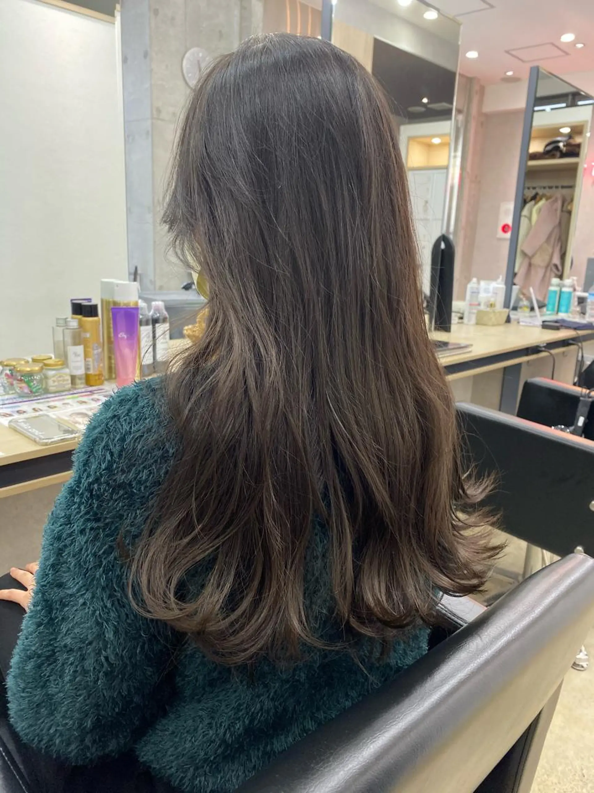 ロング カラー オリーブ/アッシュ やわらか透明感カラーのヘアスタイル