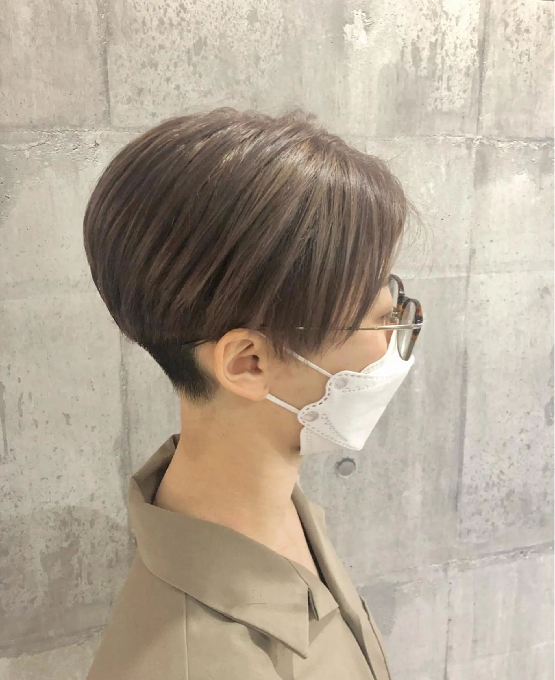 ショート カラー グレージュ ハイトーンカラー 刈り上げ レイヤー/韓国 ハイトーン興津史弥のヘアスタイル