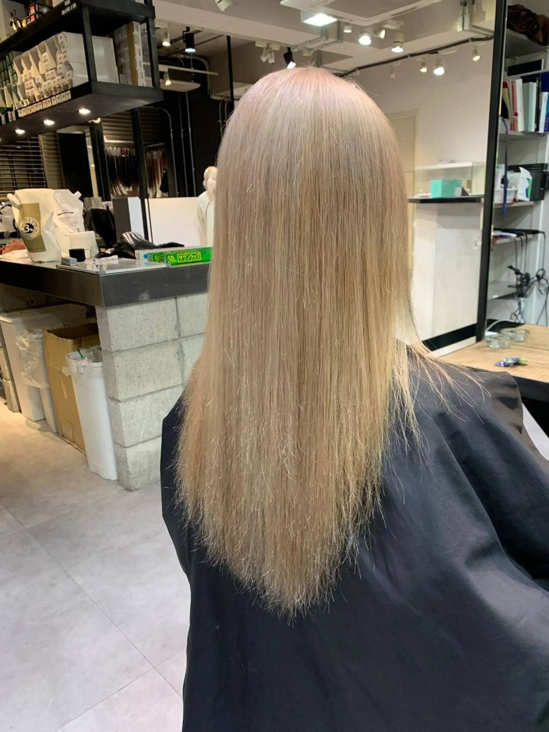 ロング カラー ベージュカラー ホワイトベージュ 伊藤 りいなのヘアスタイル