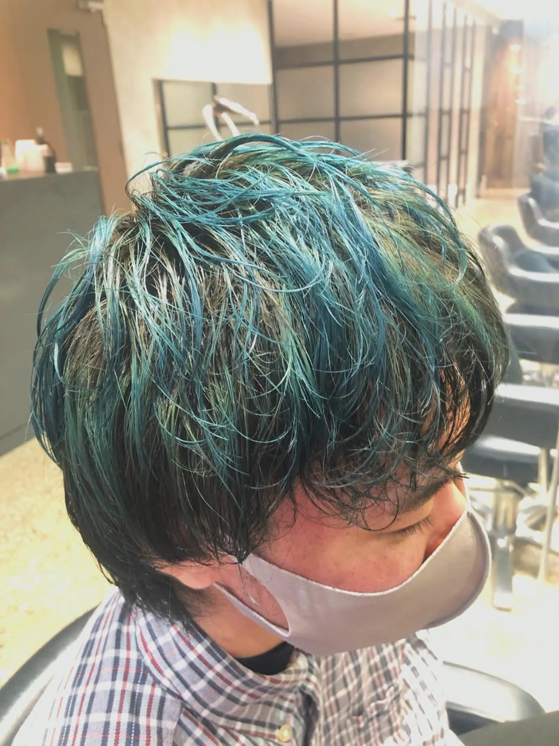 ショート カラー パーマ メンズ メンズブリーチ ブリーチ ブルーカラー mai🐷髪質改善 🖤透ける暗髪🖤のヘアスタイル