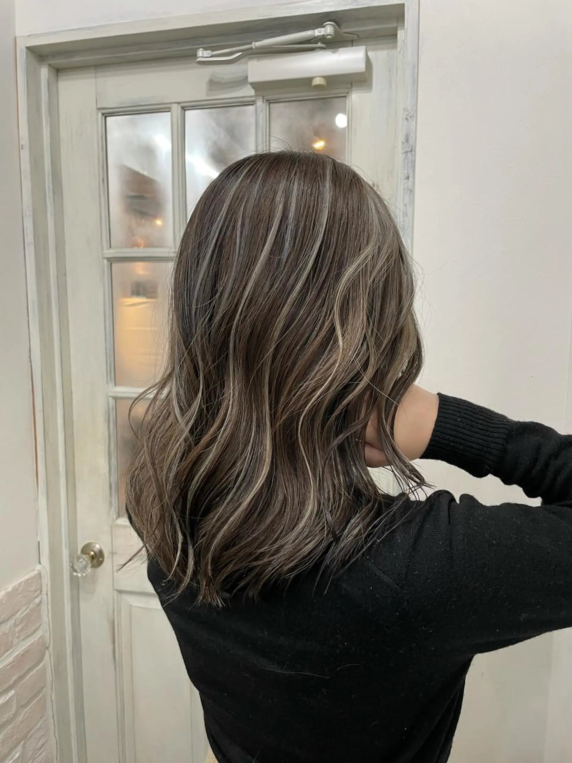 ミディアム 白いハイライト🤍 タナカリョウスケのヘアスタイル