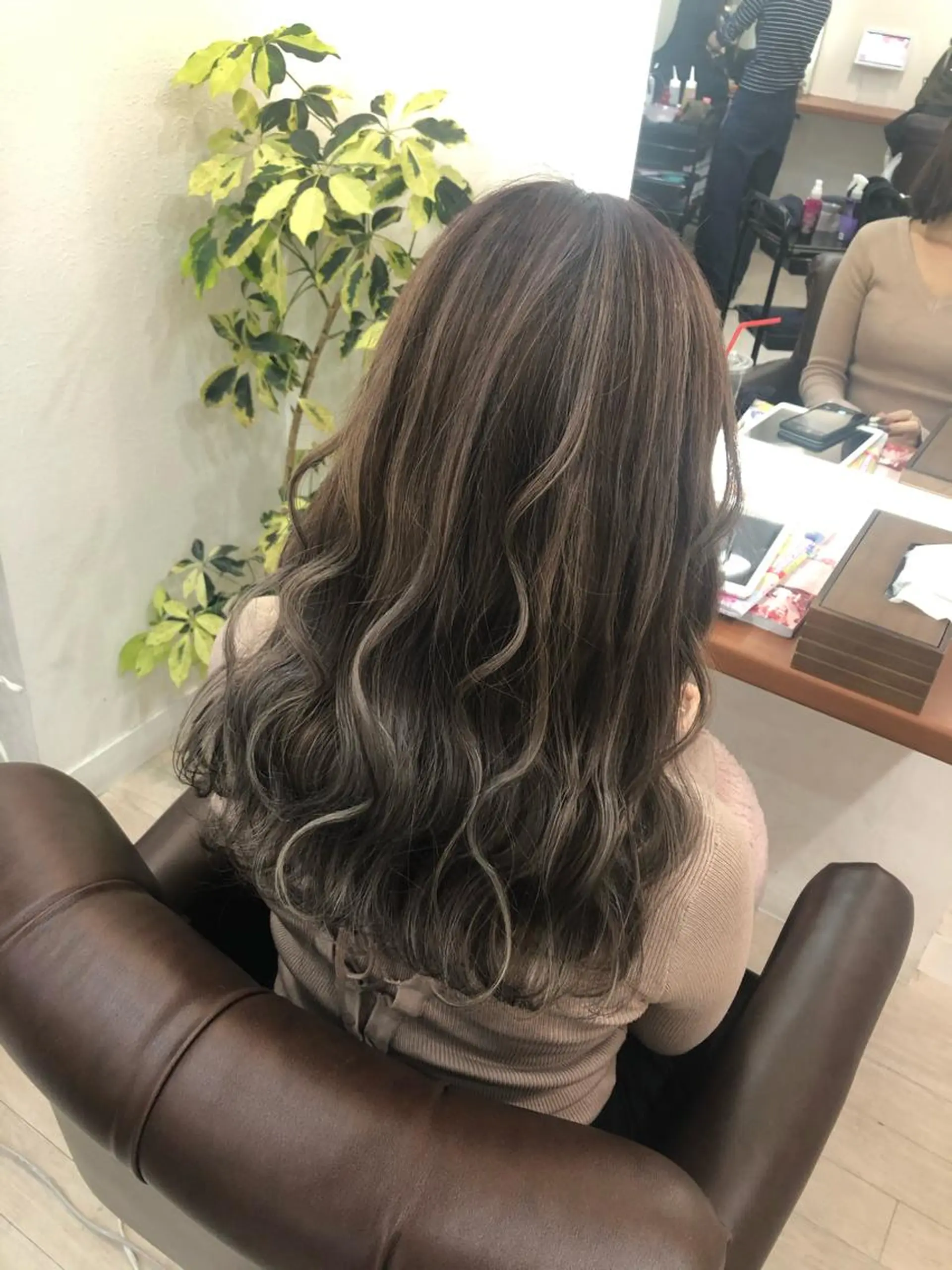 ロング レイヤーカット カット ヘアカラー トリートメント ヘアセット Aujua ソムリエ 勝又舞夏のヘアスタイル