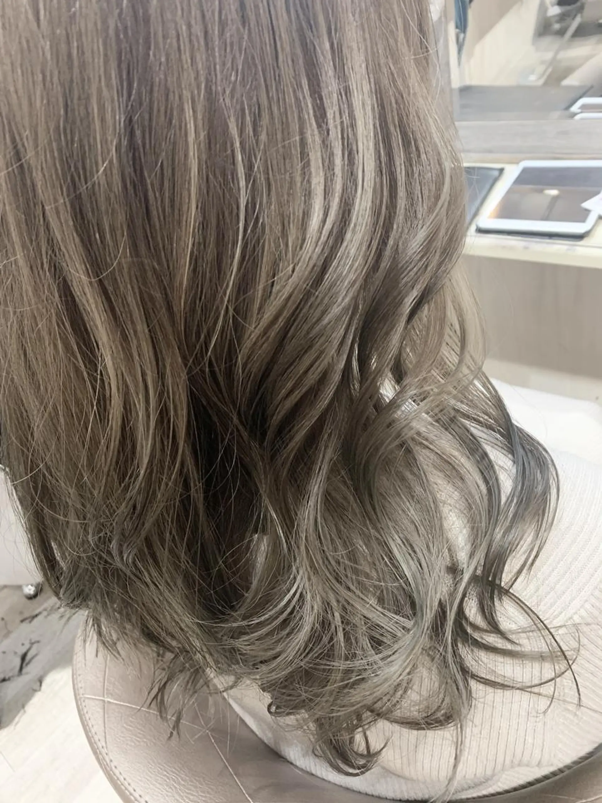 パーマ カラー セミロング 嶋村夏実🌼レイヤー 🌸白髪ぼかしのヘアスタイル