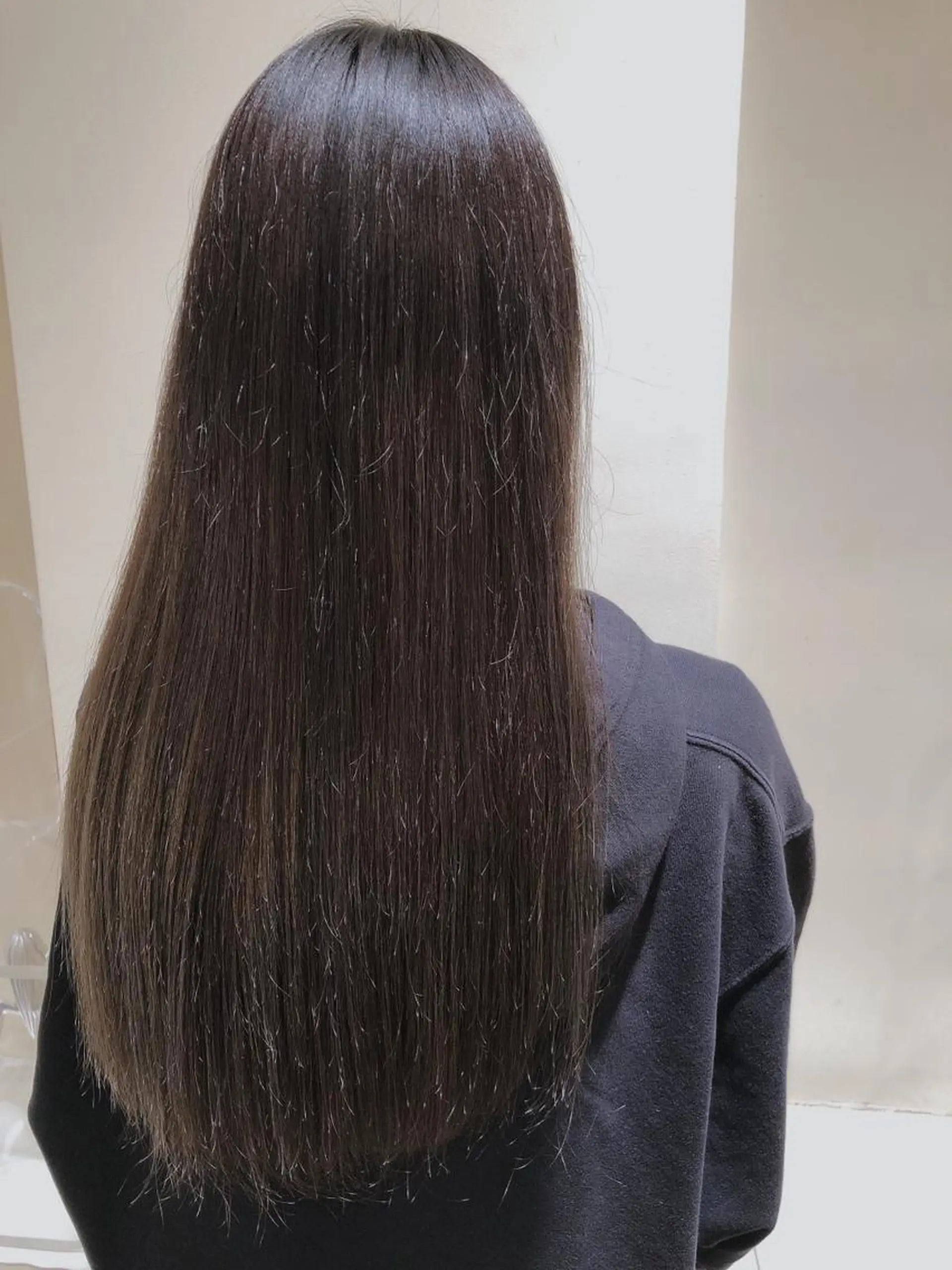 ロング カラー ブリーチ ダークグレー ダークグレージュ グラデーションカラー グレージュ 塚田 銀太のヘアスタイル
