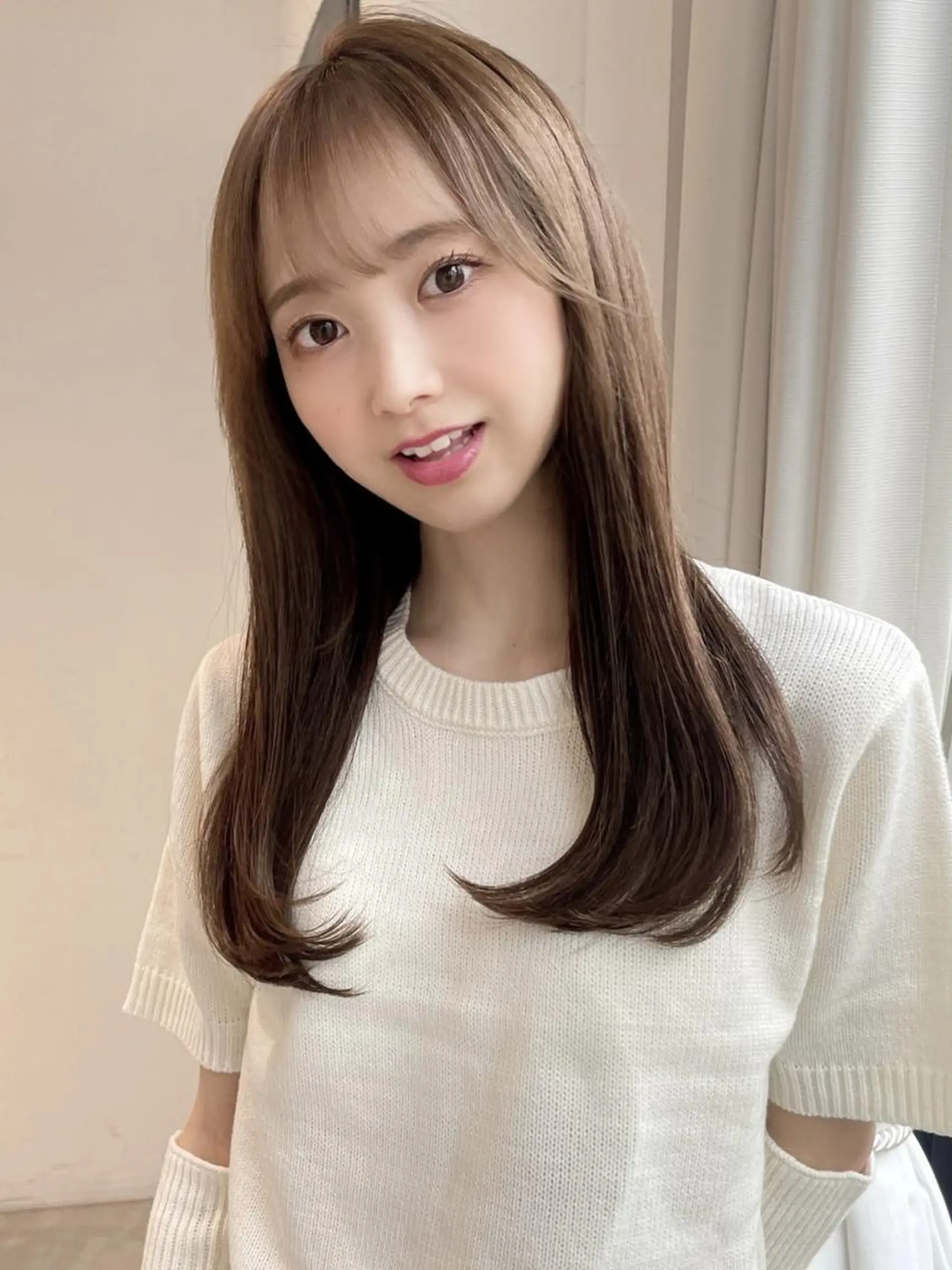 セミロング 岩月ちさと まつ毛/カラーのヘアスタイル