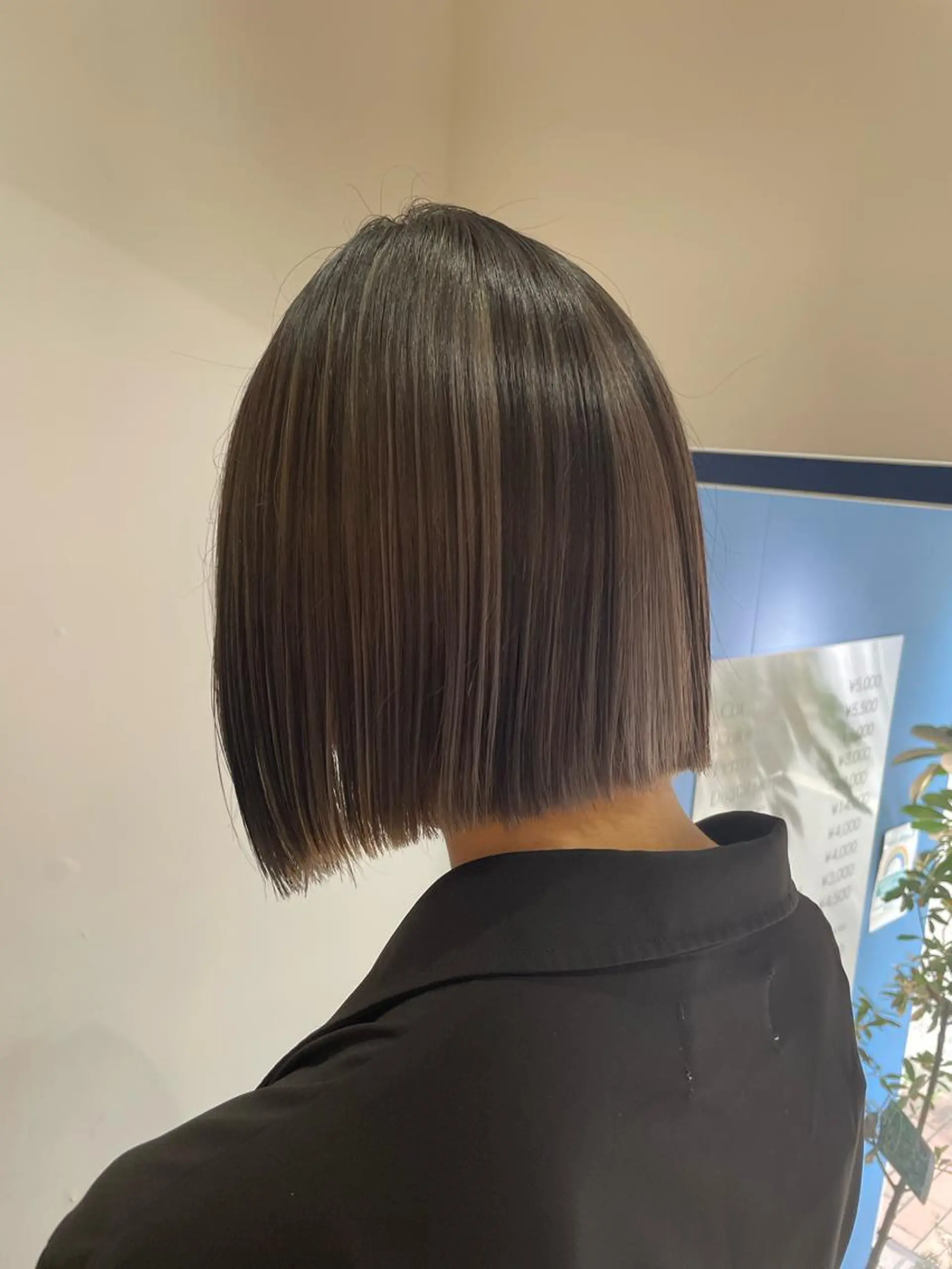 ミディアム 佐々木 芽衣のヘアスタイル