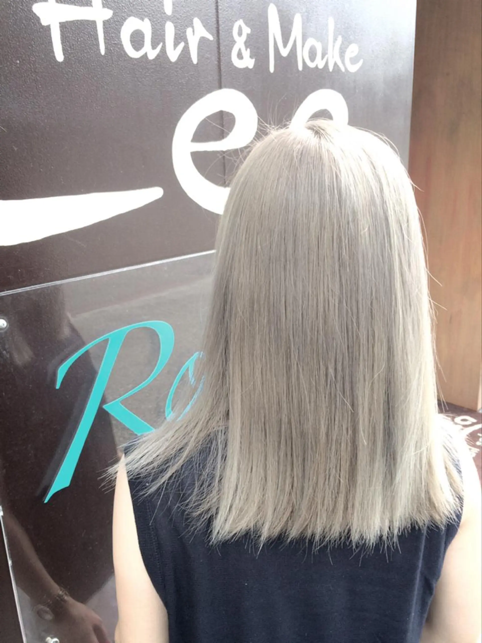 ミディアム カラー ベージュカラー ホワイトベージュ Eliss 堀江のヘアスタイル