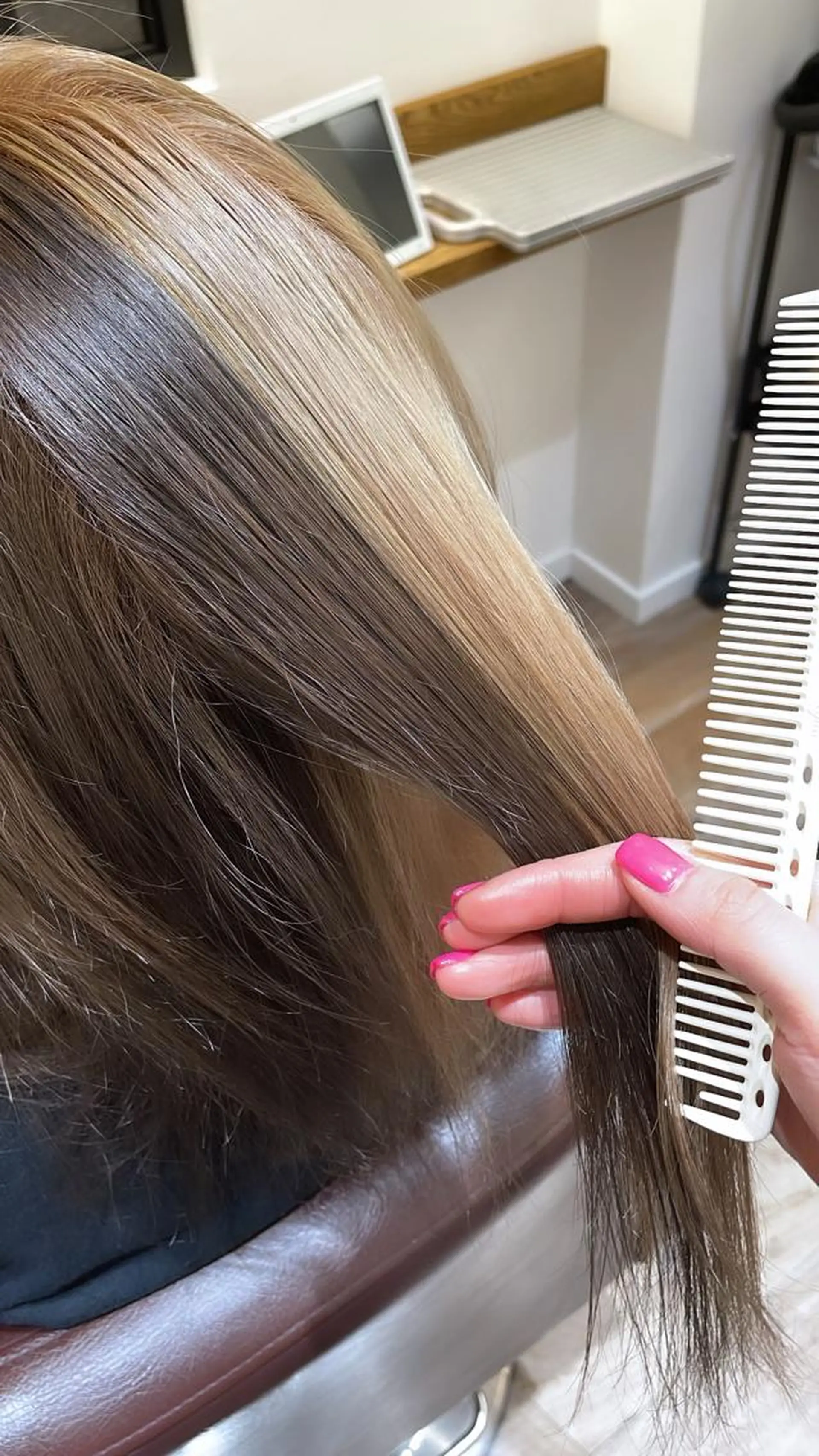 カラー 栗林 茉那のヘアスタイル