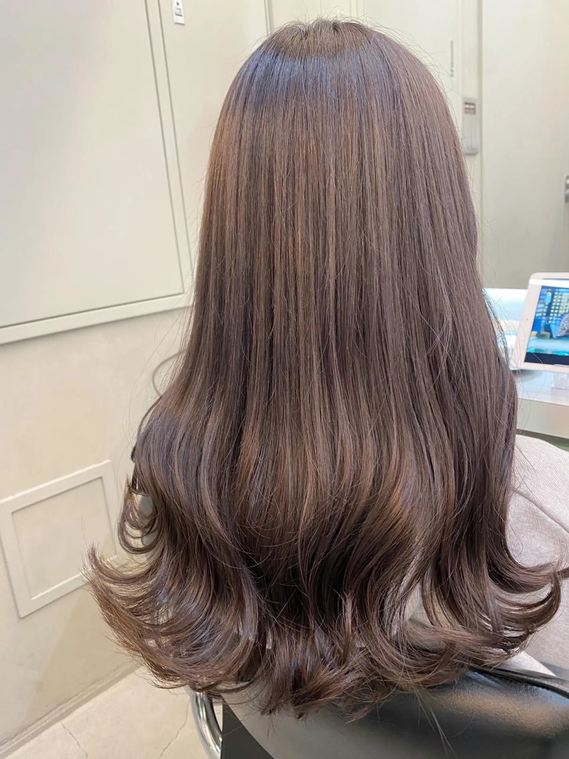 ロング カラー 岡野 静華のヘアスタイル