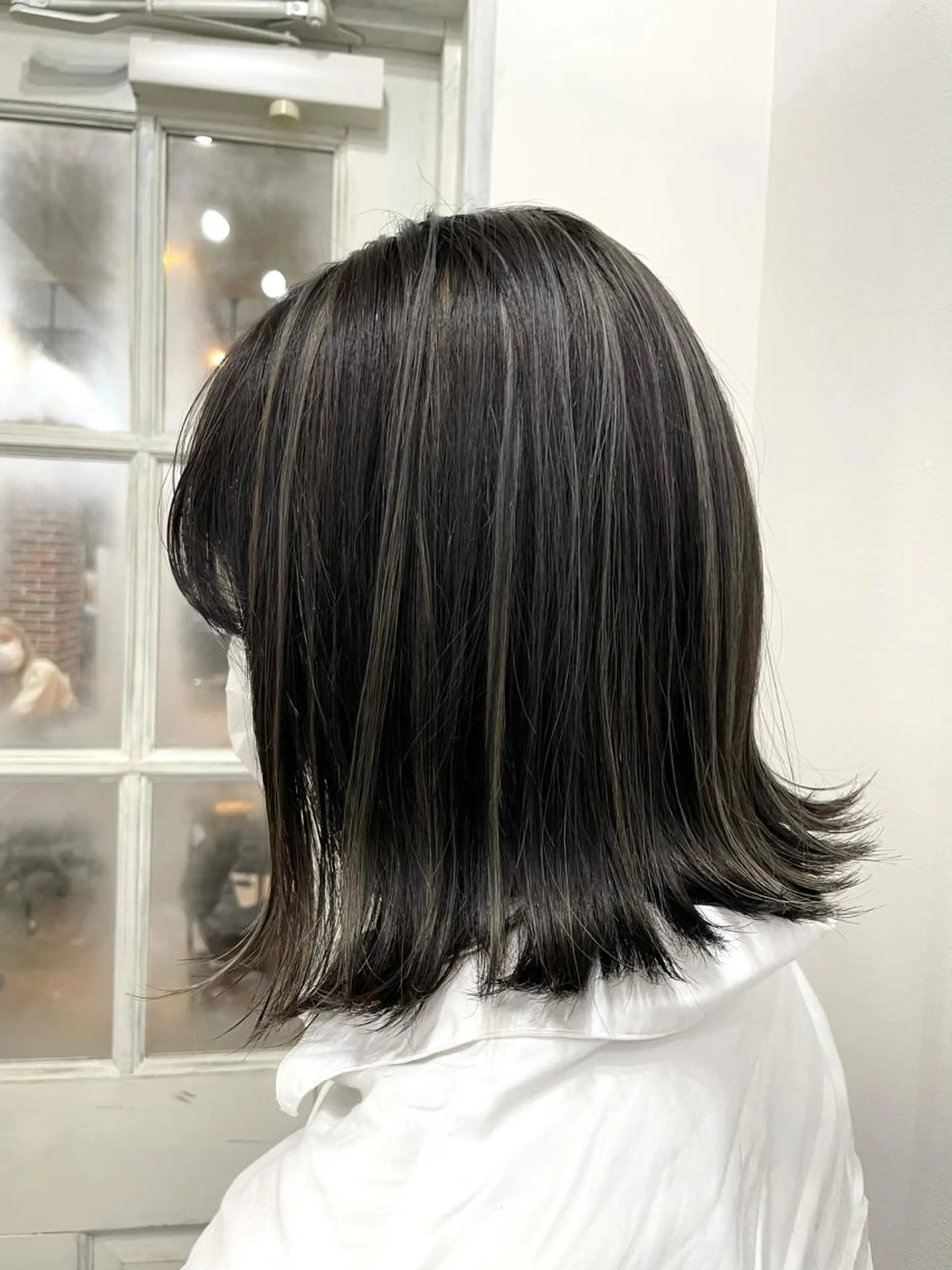 ショート 白いハイライト🤍 タナカリョウスケのヘアスタイル