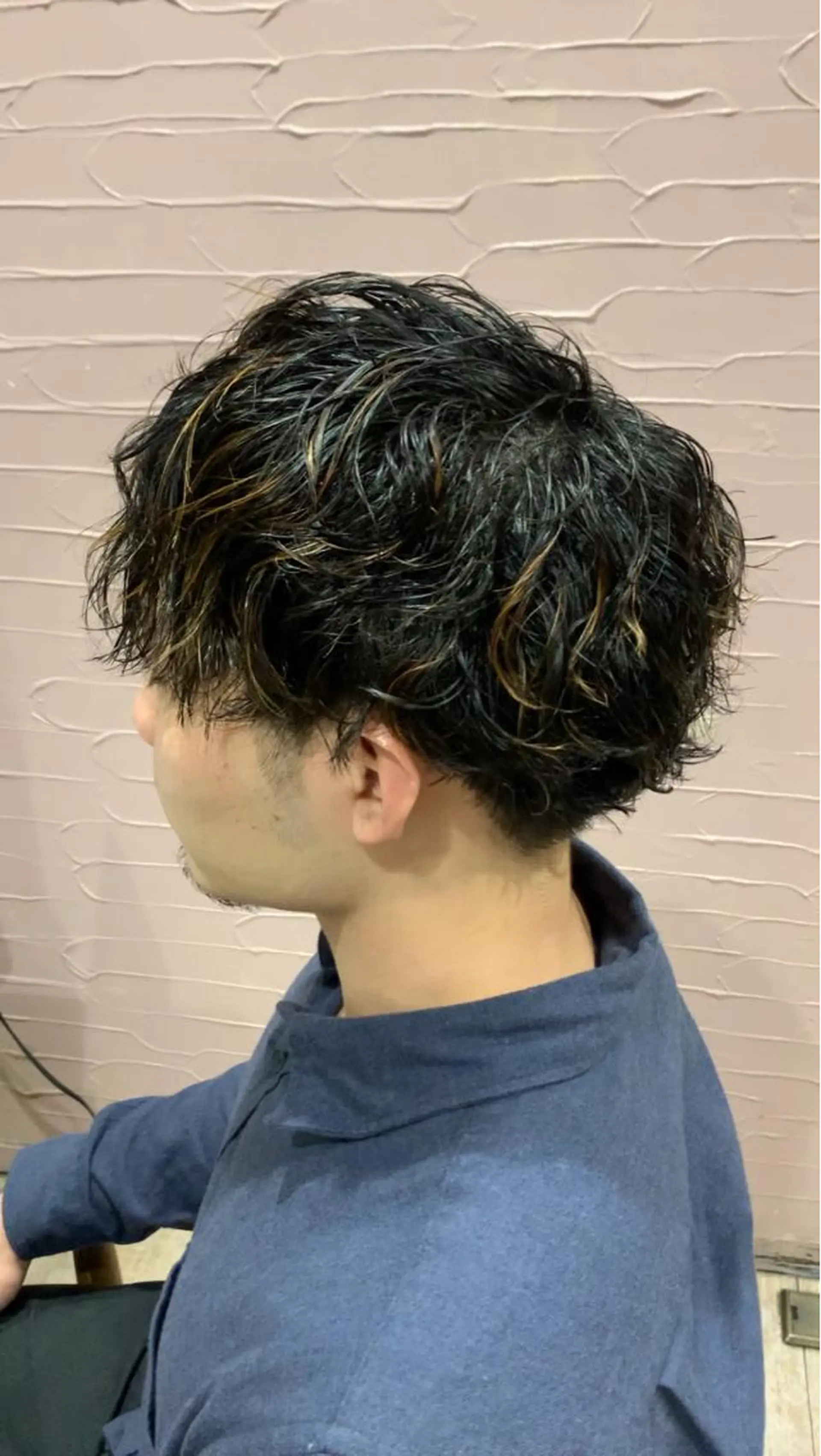 ショート パーマ メンズ メンズブリーチ センターパート フェードカット メンズハイライト メンズハイトーン メンズStylist 山根慧のヘアスタイル