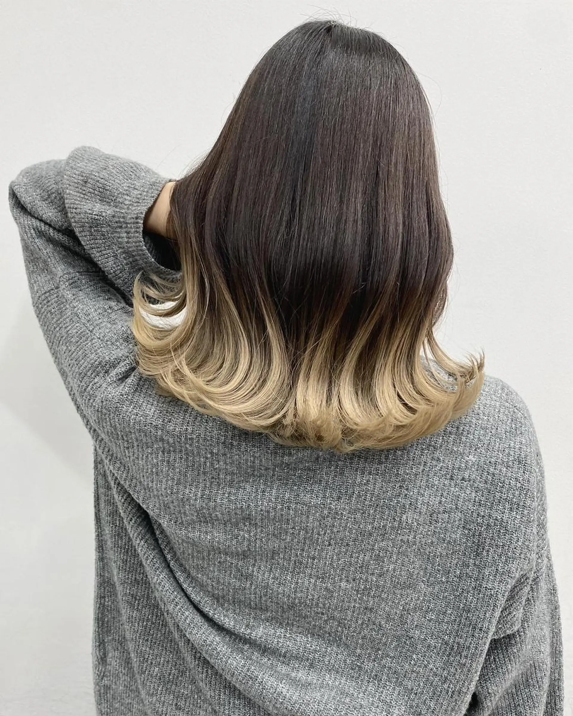 ミディアム ハイライト 髪質改善 レイヤーカット 縮毛矯正 トリートメント 【公式】amble luxe池袋東口🩷のヘアスタイル