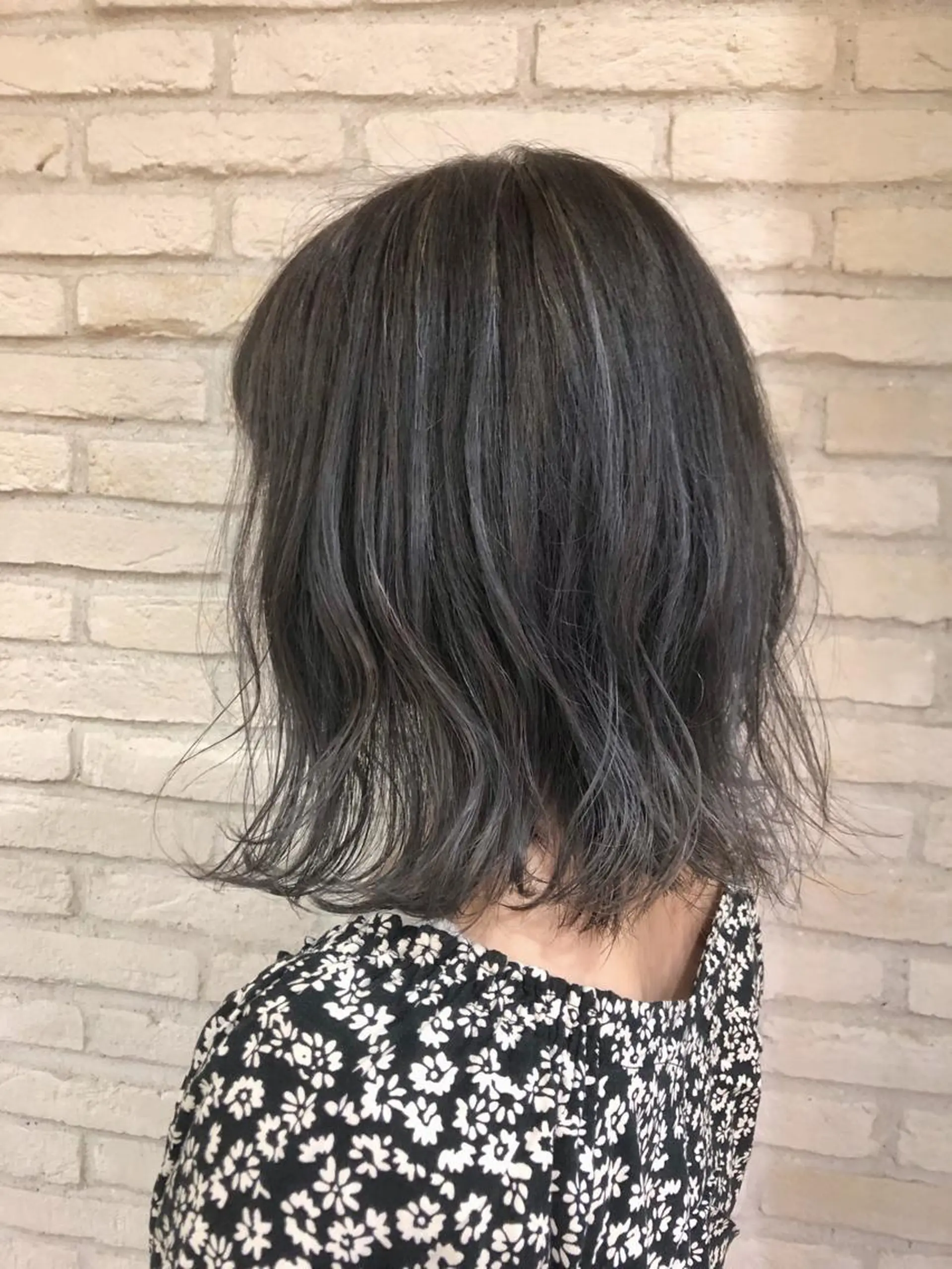 ミディアム カラー グレージュ ハイライトカラー ネイビーカラー ハイライト oggi +KENJE所属・大平 美沙のヘアスタイル