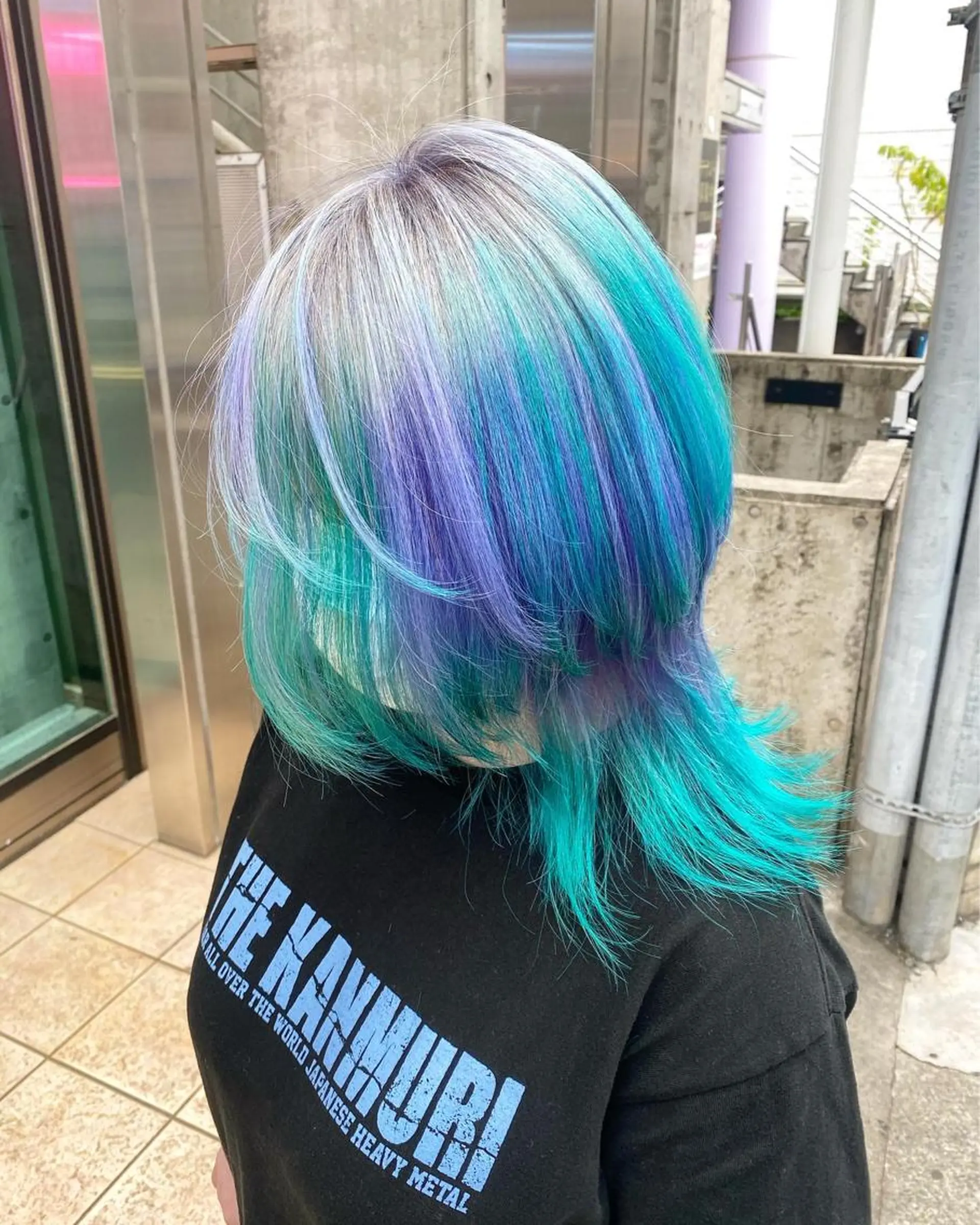 セミロング カラー メンズ JuNブリーチに 縮毛矯正するプロのヘアスタイル