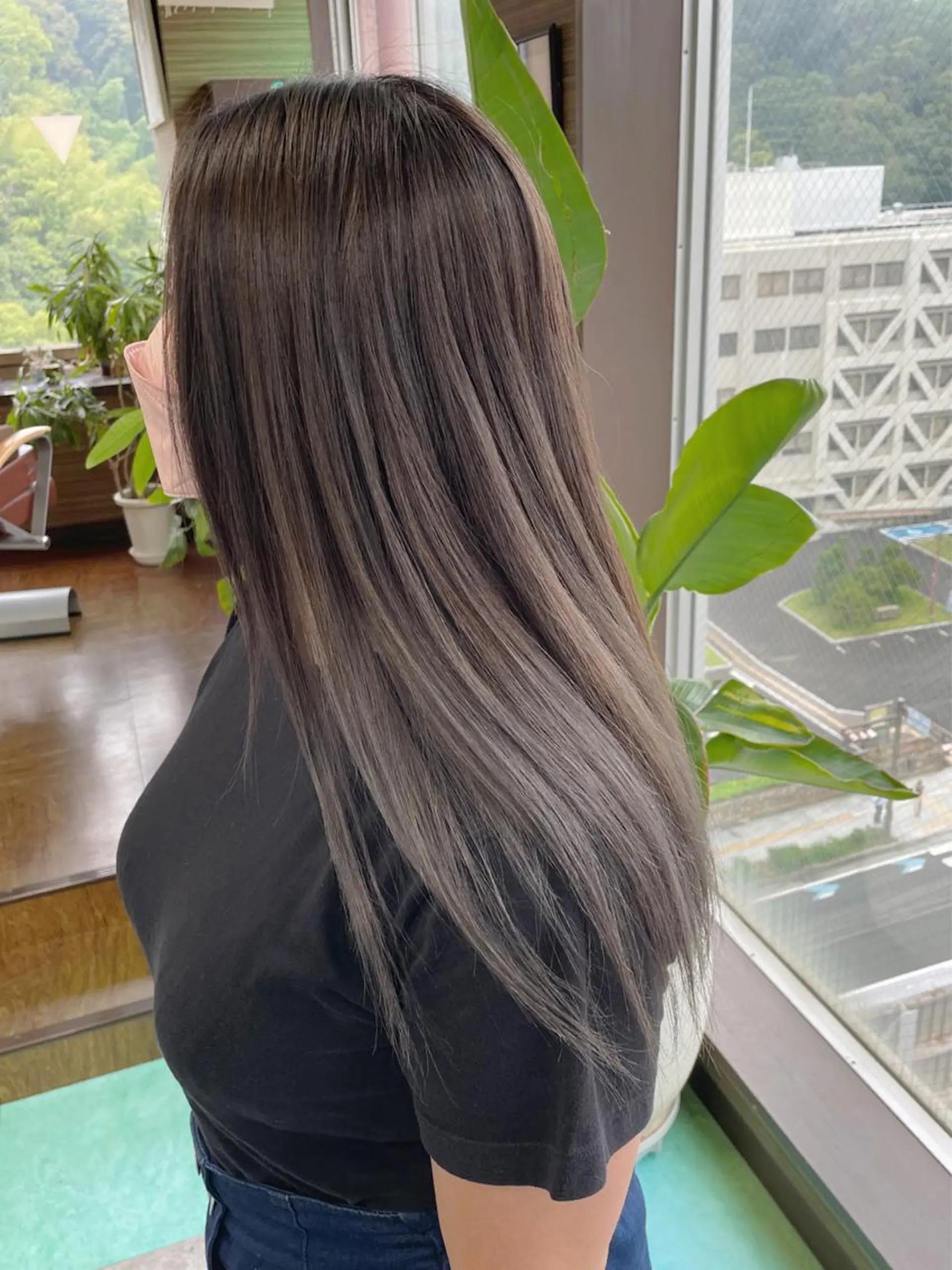 ロング カラー バレイヤージュ グラデーションカラー グレージュ レイヤーカット ヘアカラー 土居 正季のヘアスタイル