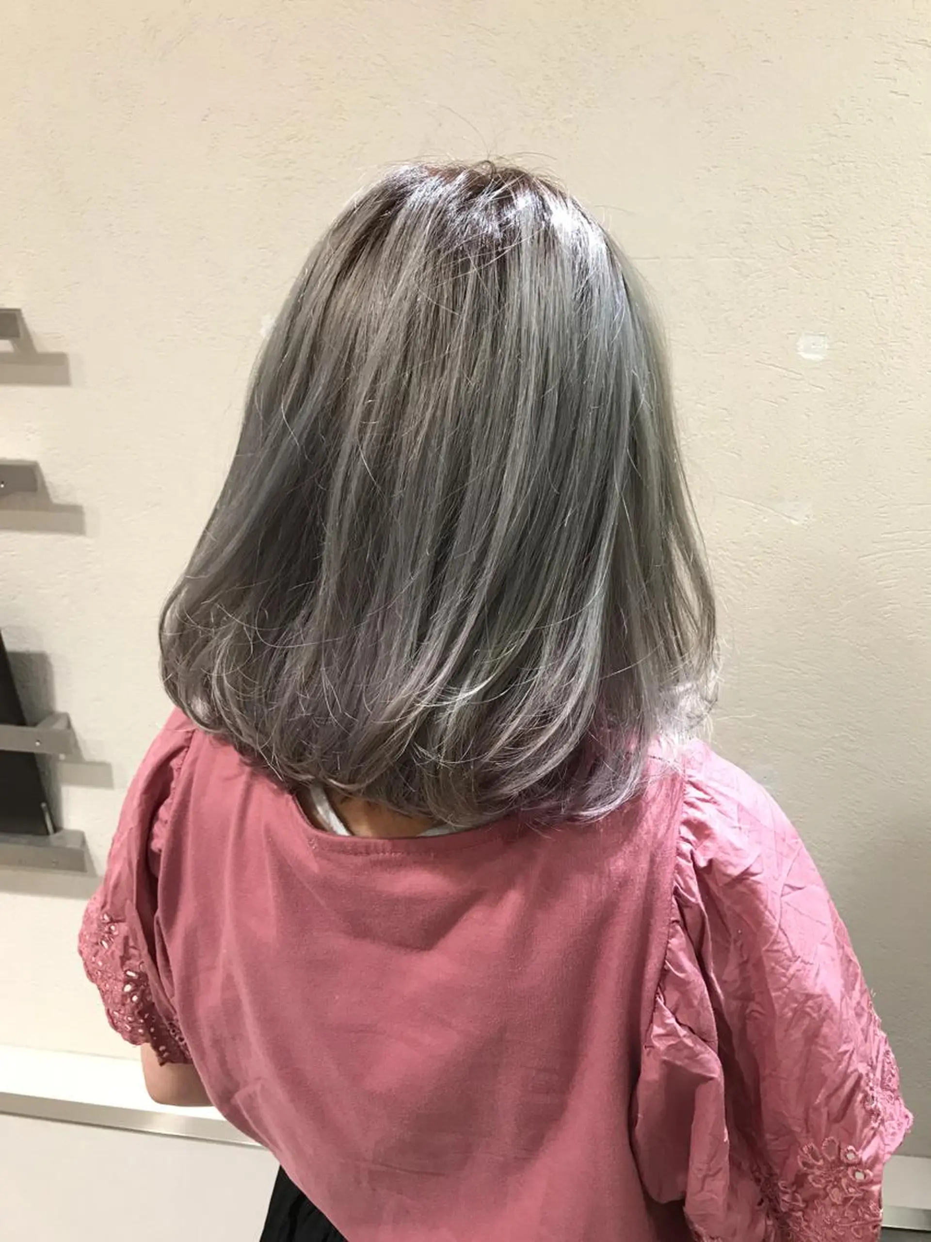 ショート カラー アッシュ アッシュグレー アッシュグレージュ バレイヤージュ ベージュカラー AMI Hair  supply所属・髪質改善カラー 韓国風レイヤーのヘアスタイル