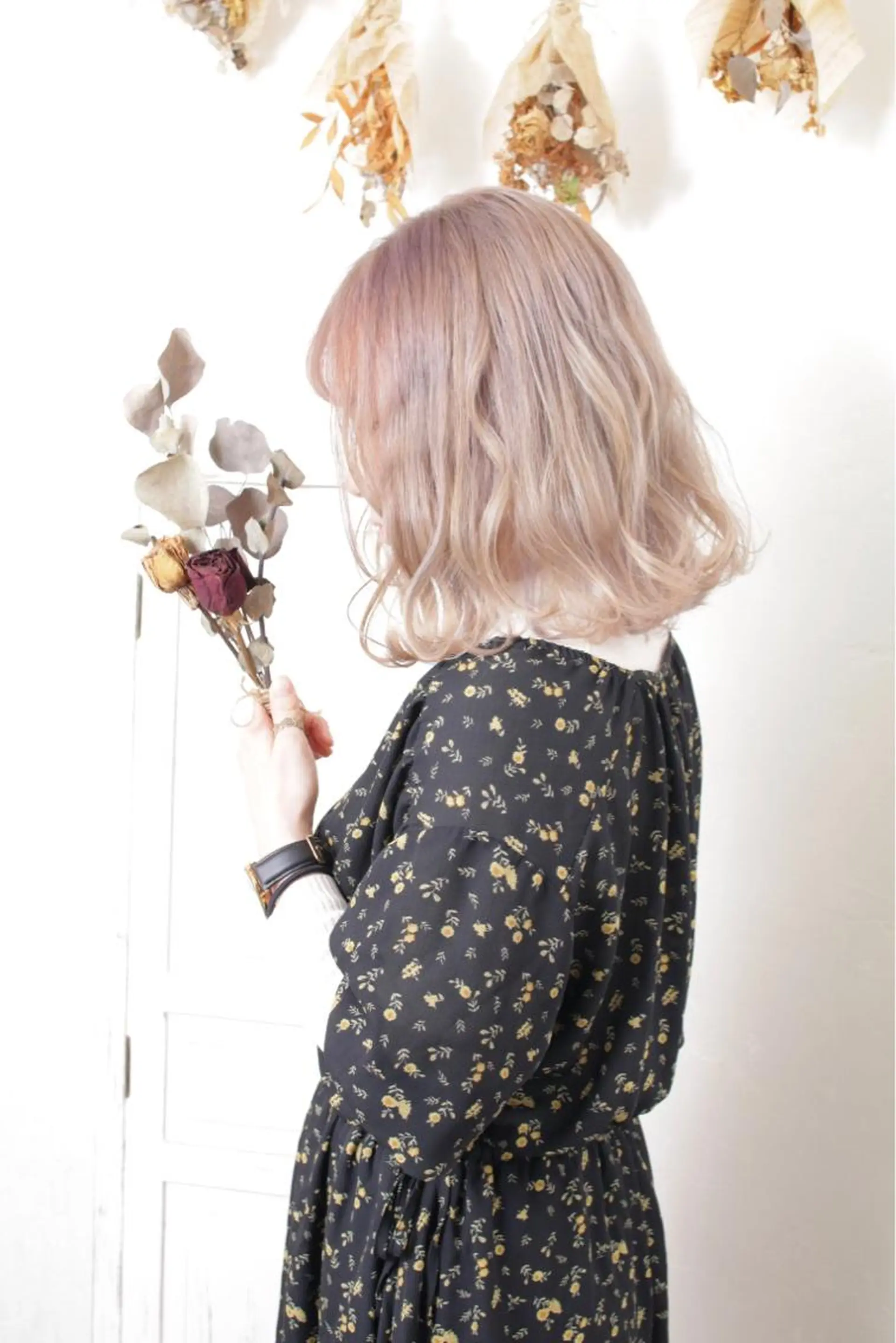 ミディアム カラー パーマ ヘアアレンジ 推し活専用 【派手髪】飯野ゆかりのヘアスタイル