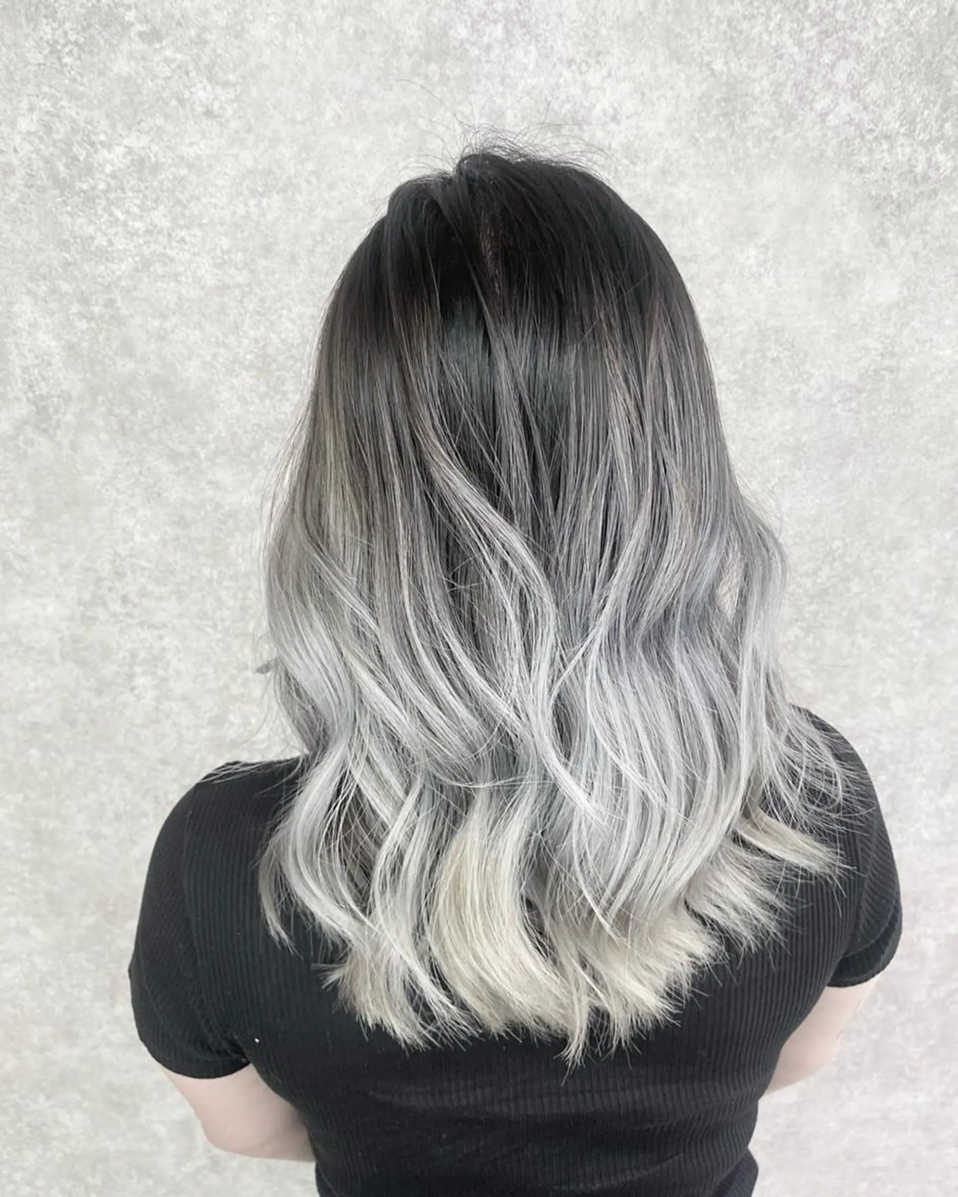 ロング カラー バレイヤージュ ブリーチ グレージュ ハイトーンカラー シルバー UNDER vr 【アンダーバー】のヘアスタイル